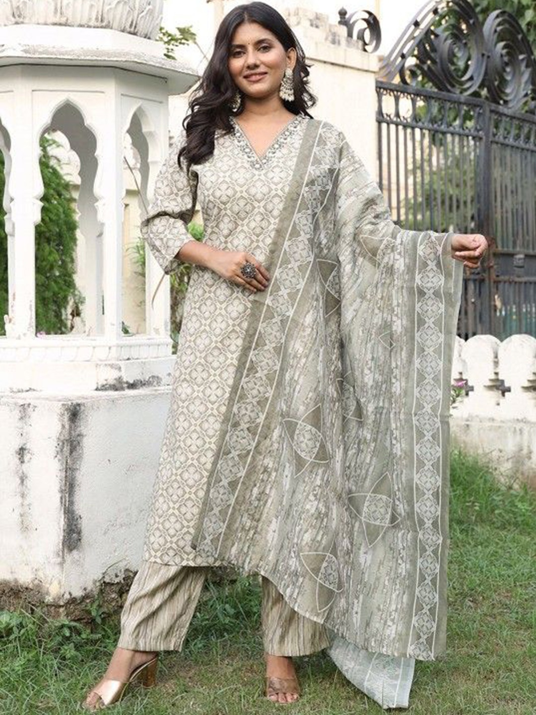 

Chandbaali Geometric Printed Pure Cotton Straight Kurta With Palazzo & Dupatta, Green