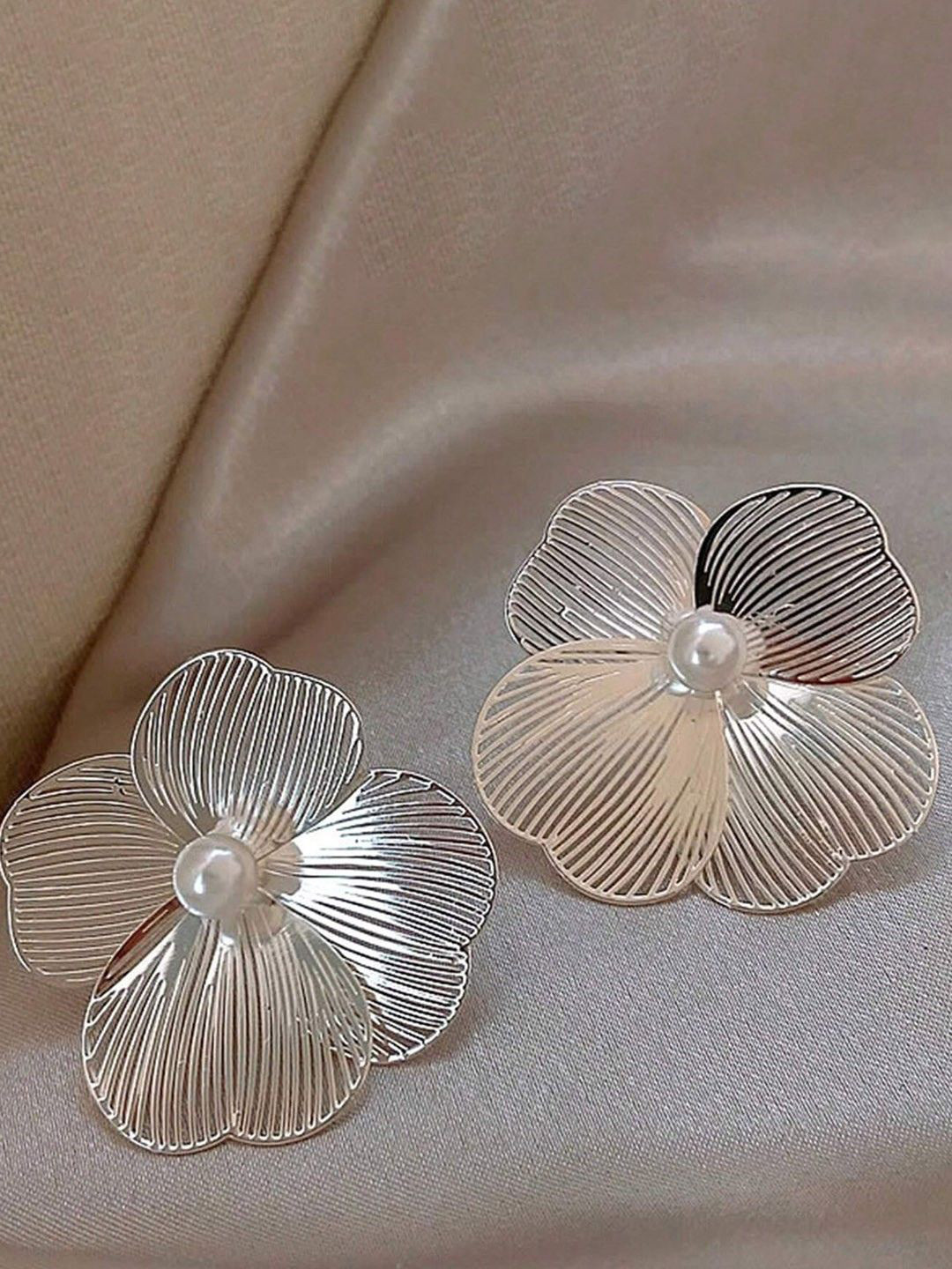 

CareDone Contemporary Studs Earrings, Silver