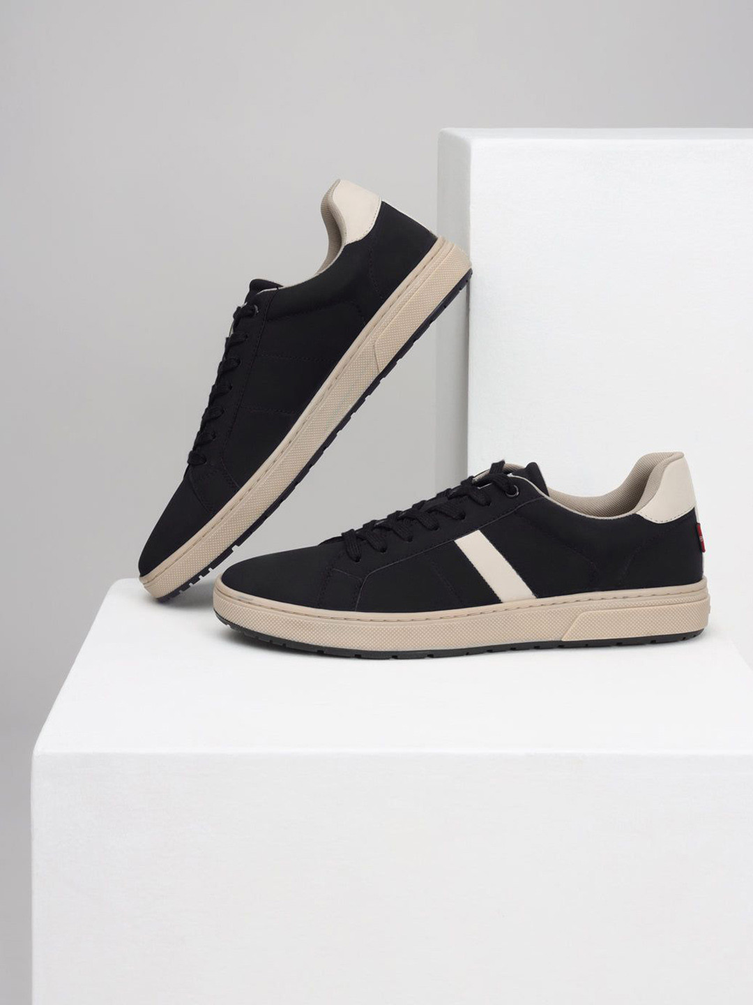 

Levis Men Colourblocked PU Sneakers, Black