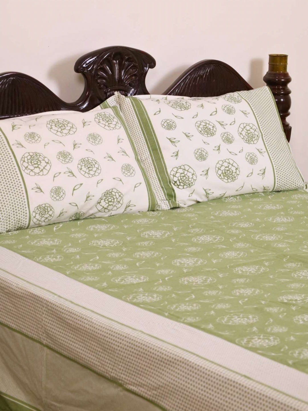 

Peepul Tree Green & White Floral 300 TC Queen Bedsheet with 2 Pillow Covers