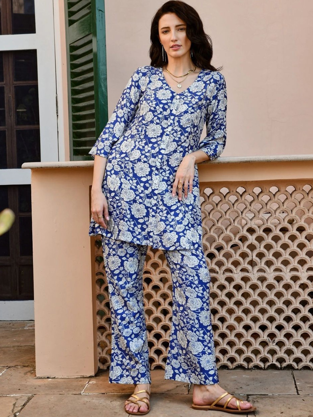 

DressBerry Blue Floral Printed V-Neck Three-Quarter Sleeves Top With Trouser