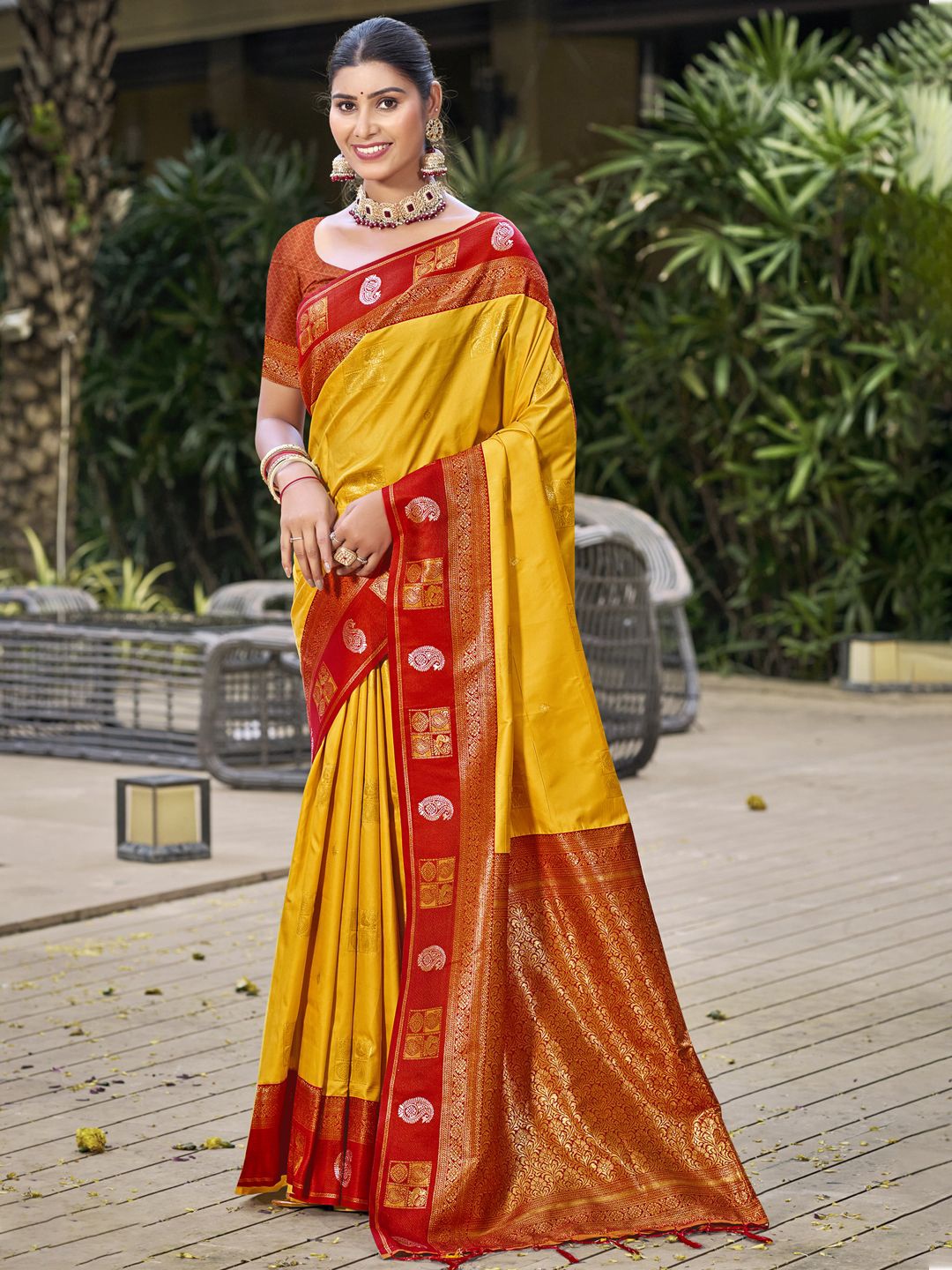

SANGAM PRINTS Ethnic Motifs Woven Design Zari Tussar Saree, Yellow