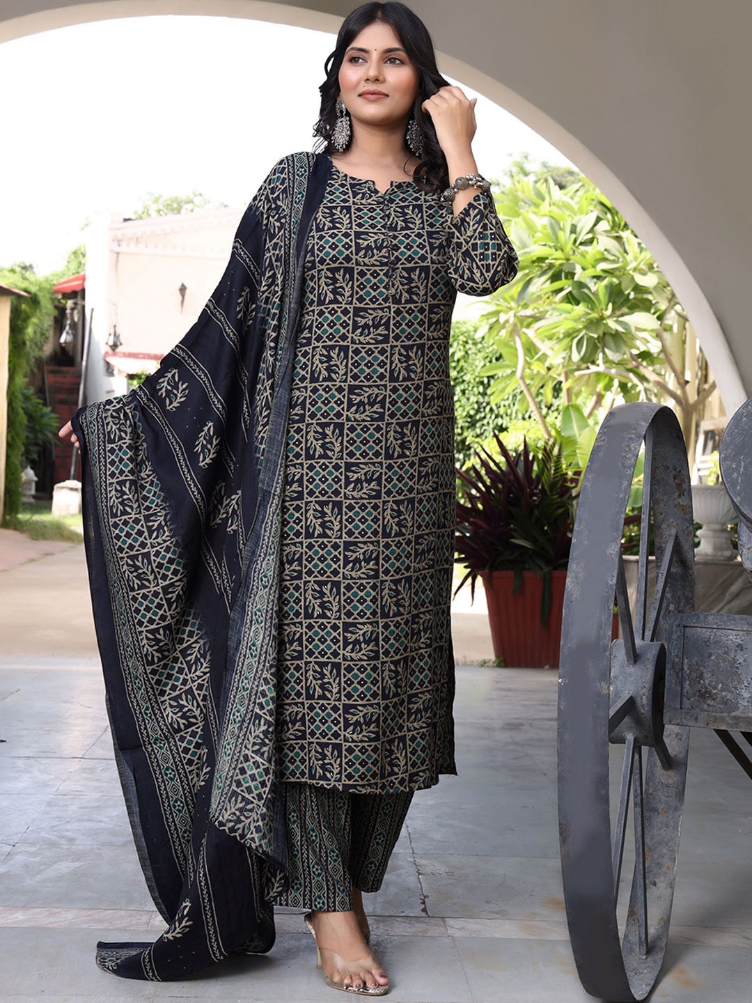 

Chandbaali Floral Printed Pure Cotton Straight Kurta With Palazzos & Dupatta, Navy blue