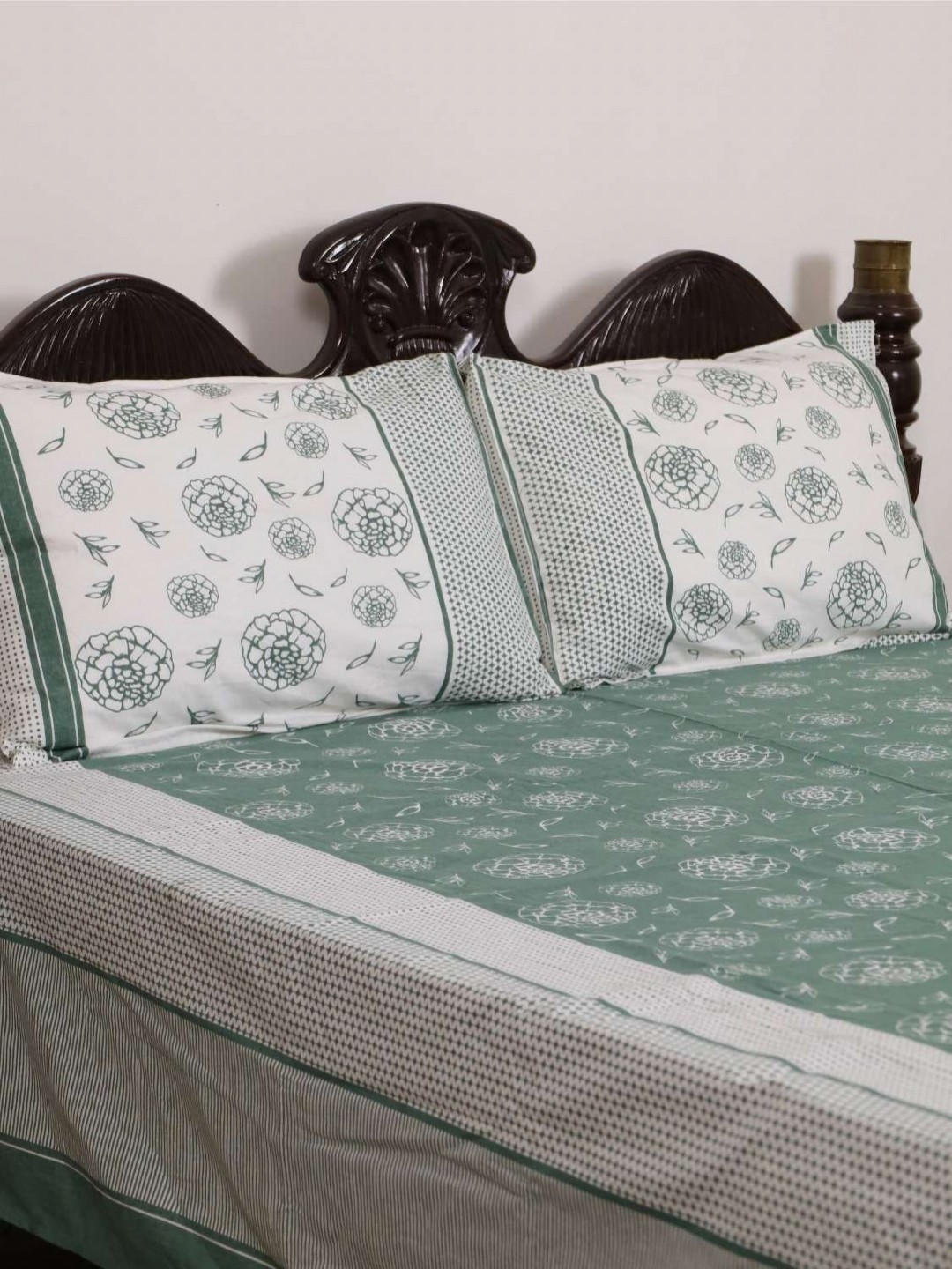 

Peepul Tree Teal & White Floral Pure Cotton 300 TC Queen Bedsheet Set-2.28 m x 2.74 m