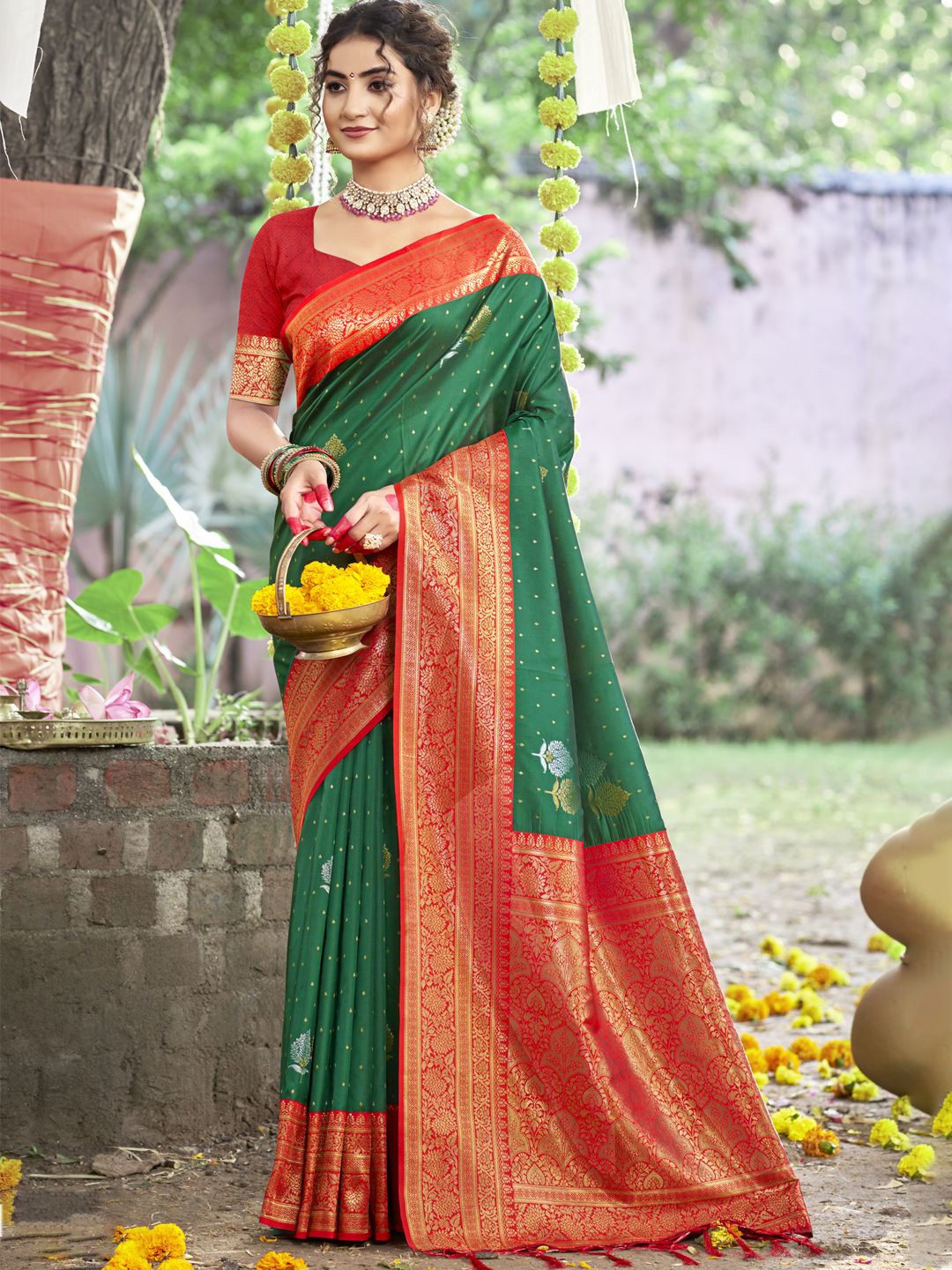 

SANGAM PRINTS Ethnic Motifs Woven Design Zari Tussar Saree, Green