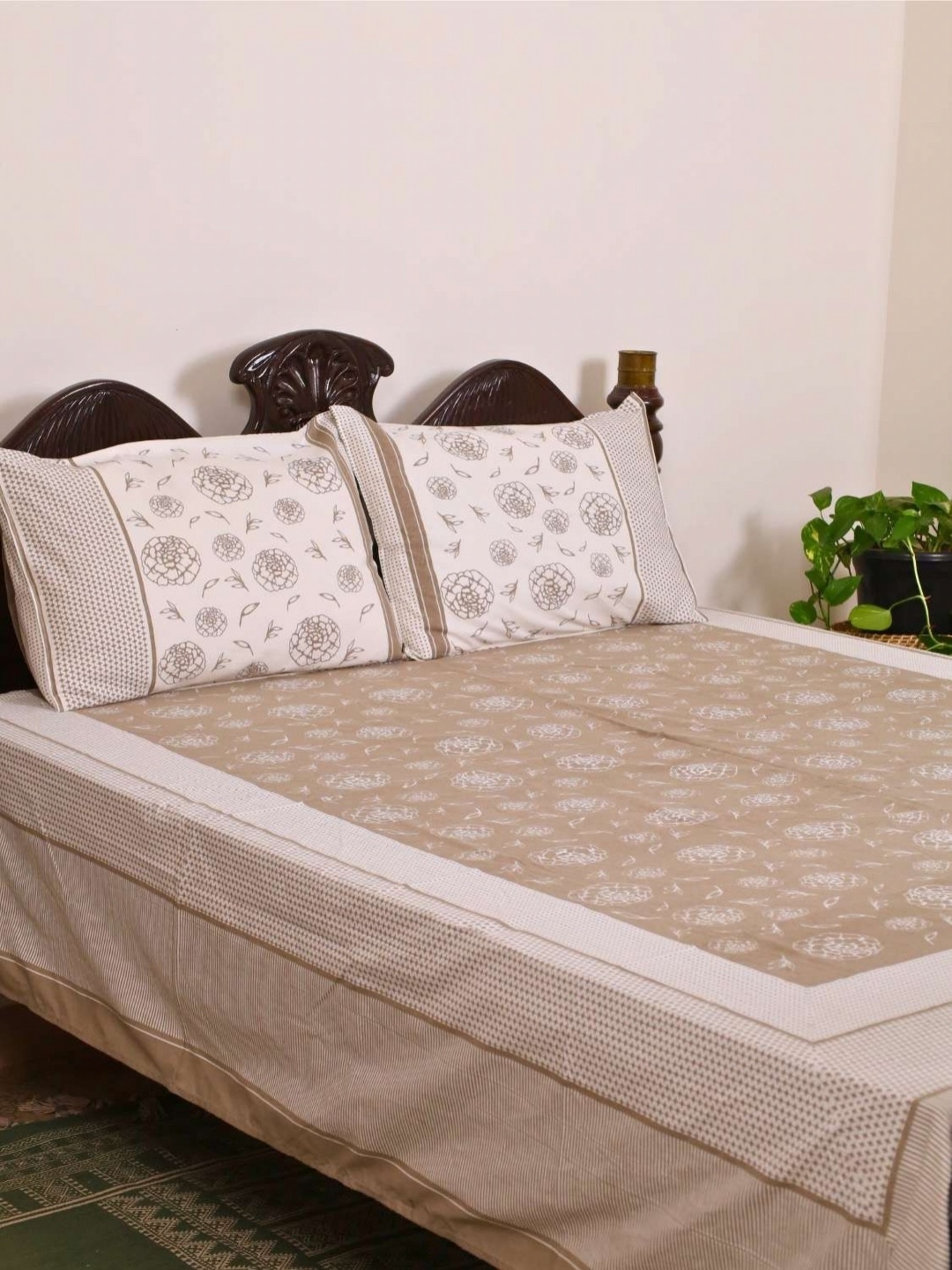 

Peepul Tree Taupe & White Floral Pure Cotton 300 TC Double King Bedsheet Set-2.74m x2.74 m
