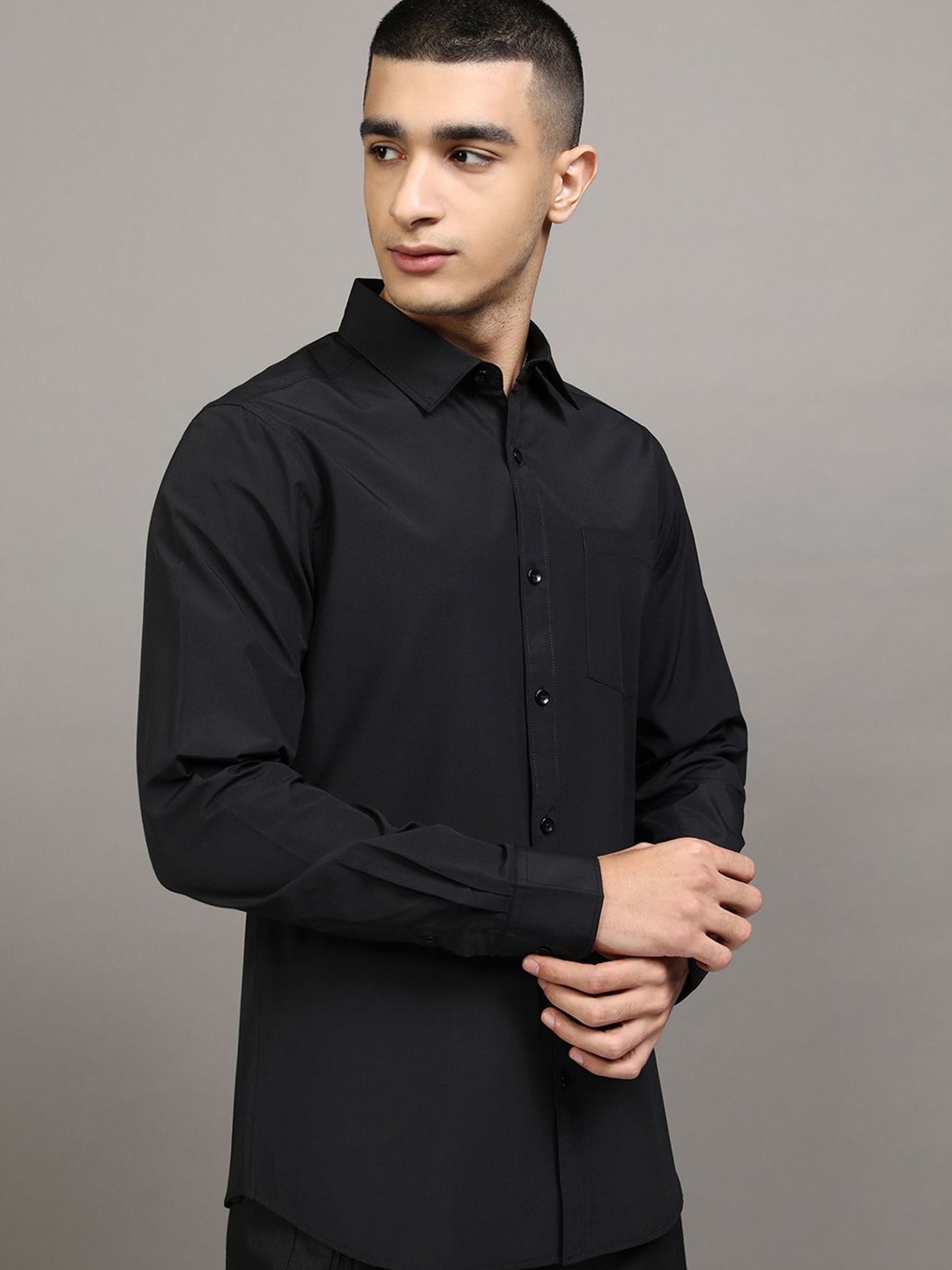 

HIGHLANDER Men Solid Slim Fit Casual Shirt, Black