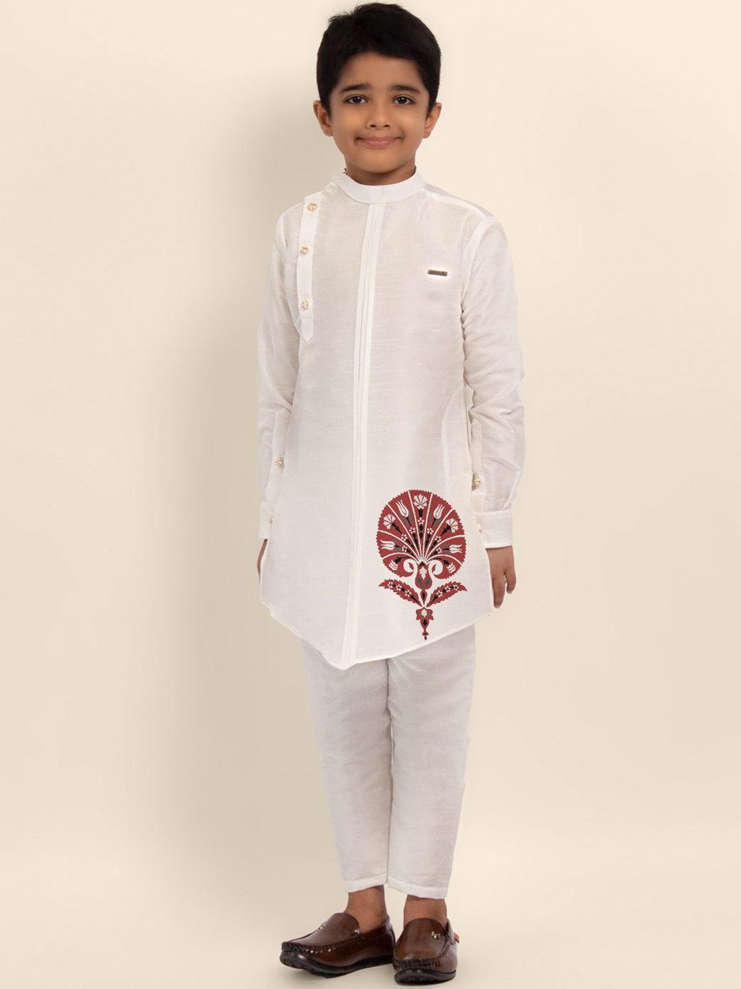 

DEVOILER Boys Ethnic Motifs Printed Mandarin Collar Dupion Silk Straight Kurta & Trousers, White