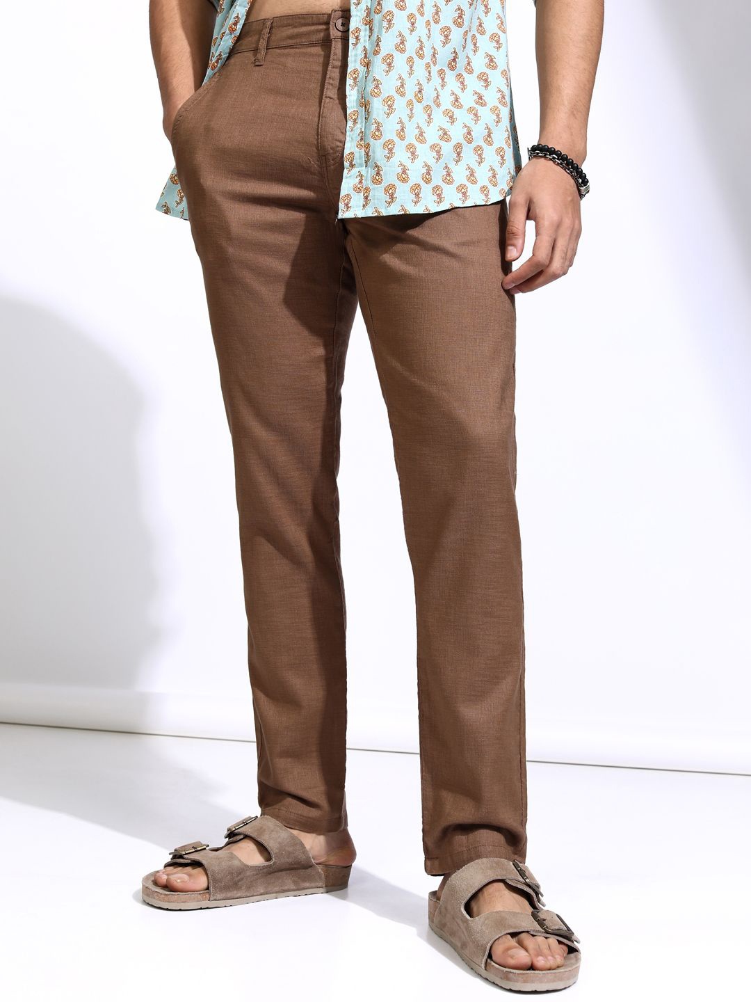 

HIGHLANDER Men Textured Cotton Mid-Rise Slim Fit Trousers, Brown