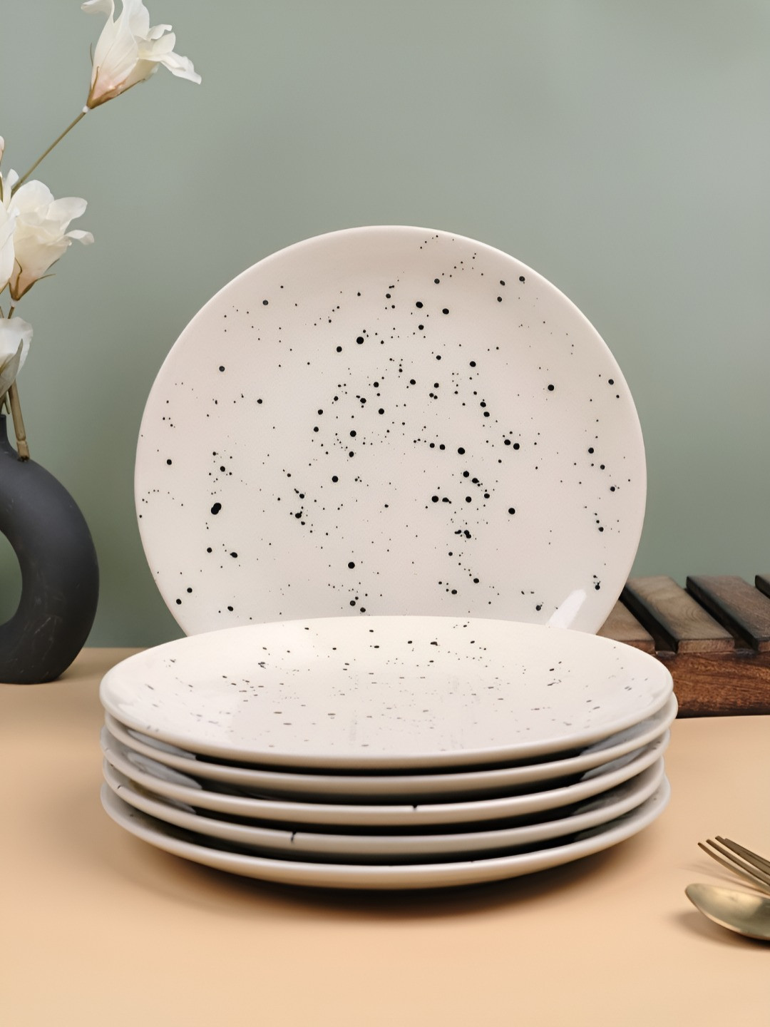 

VarEesha Vanilla White & Black 6 Pcs Printed Ceramic Dishwasher and Microwave Safe Plates