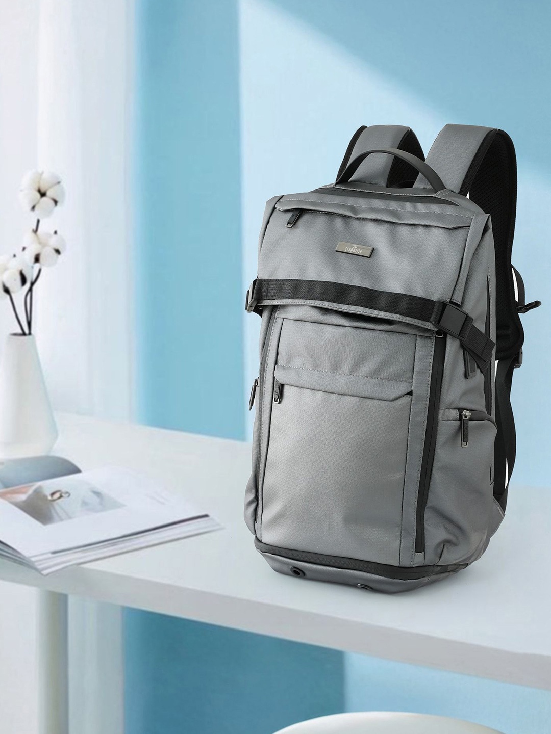 

THE CLOWNFISH Expedition Unisex Backpack with USB Charging Port, Grey