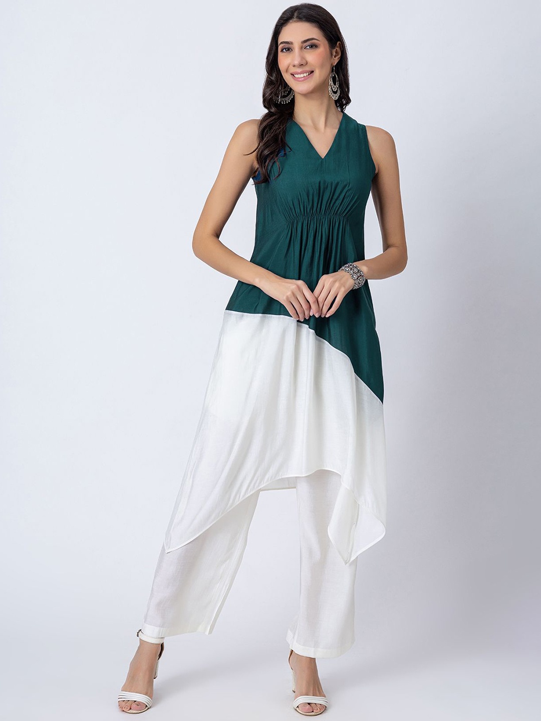 

Moomaya V-Neck Colourblocked Asymmetric A-Line Kurta with Trousers, Teal