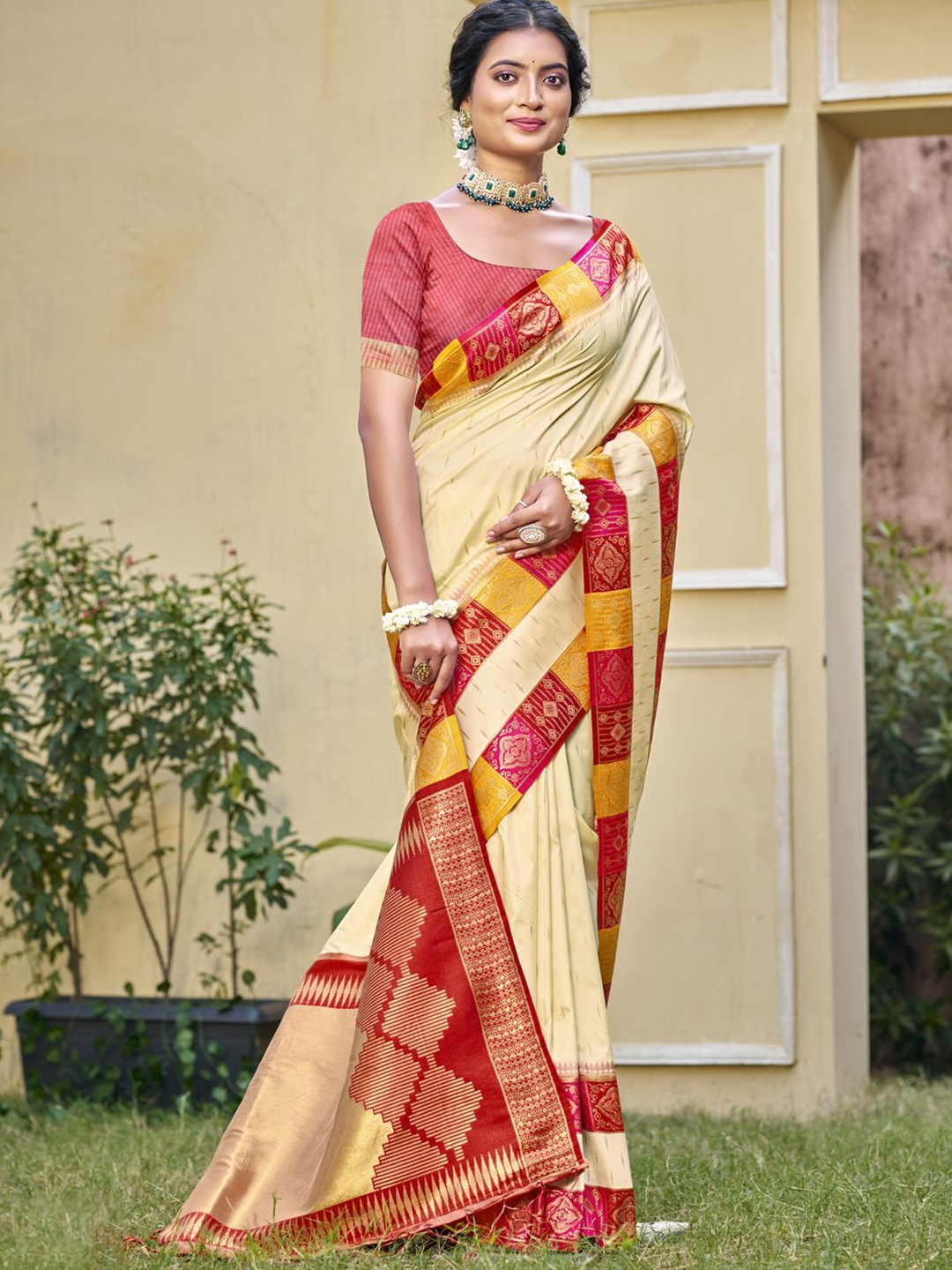 

SANGAM PRINTS Woven Design Zari Handloom Tussar Saree, Cream