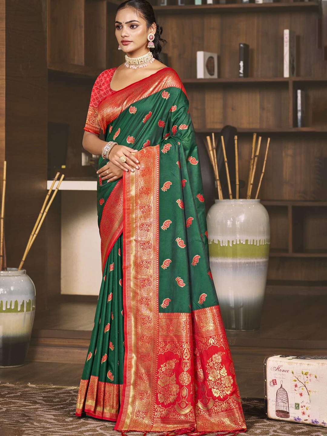 

SANGAM PRINTS Woven Design Zari Tussar Saree, Green