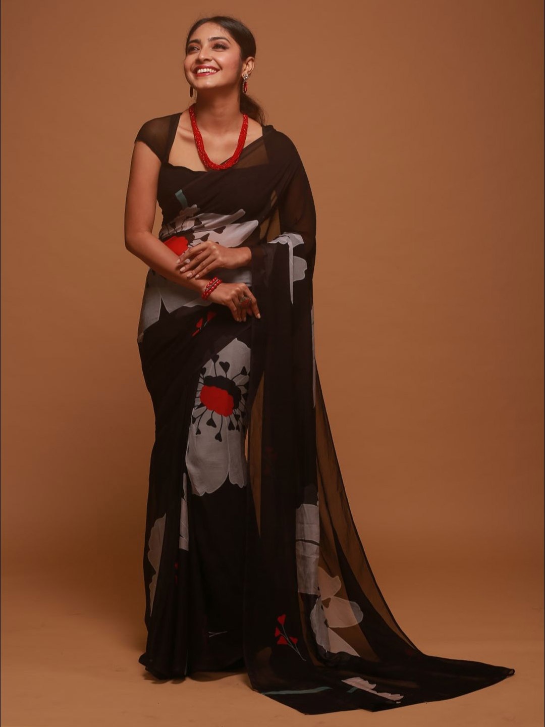 

IZU Women Floral Printed Saree, Black