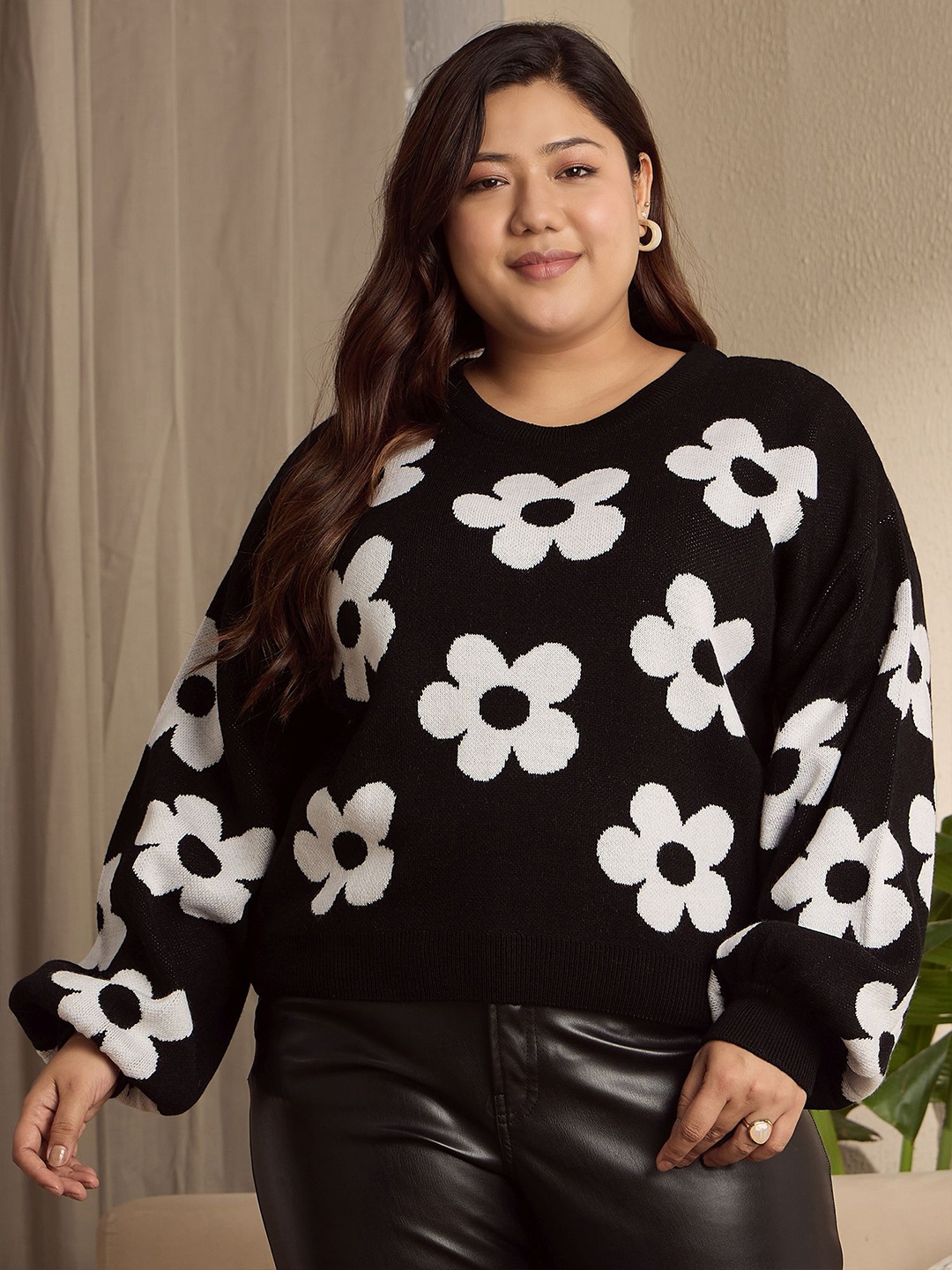 

Berrylush Curve Women Plus Size Floral Round Neck Pullover, Black