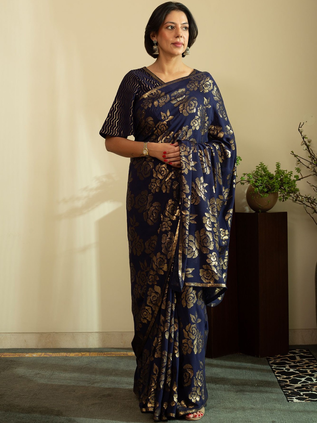 

HOUSE OF INARI Women Floral Printed Zari Saree, Navy blue