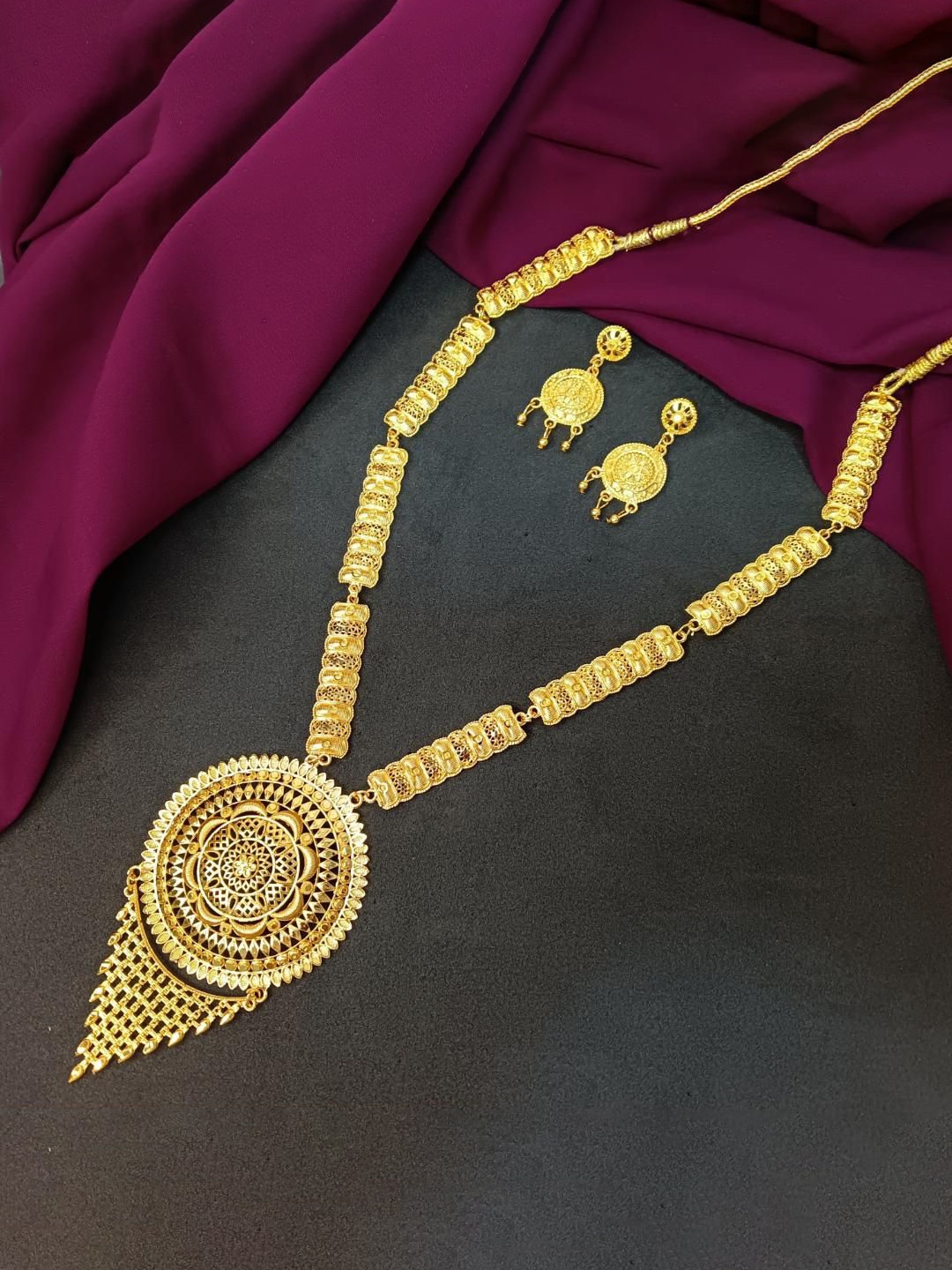 

Efulgenz Gold-Plated Floral Bridal Choker Jewellery Set