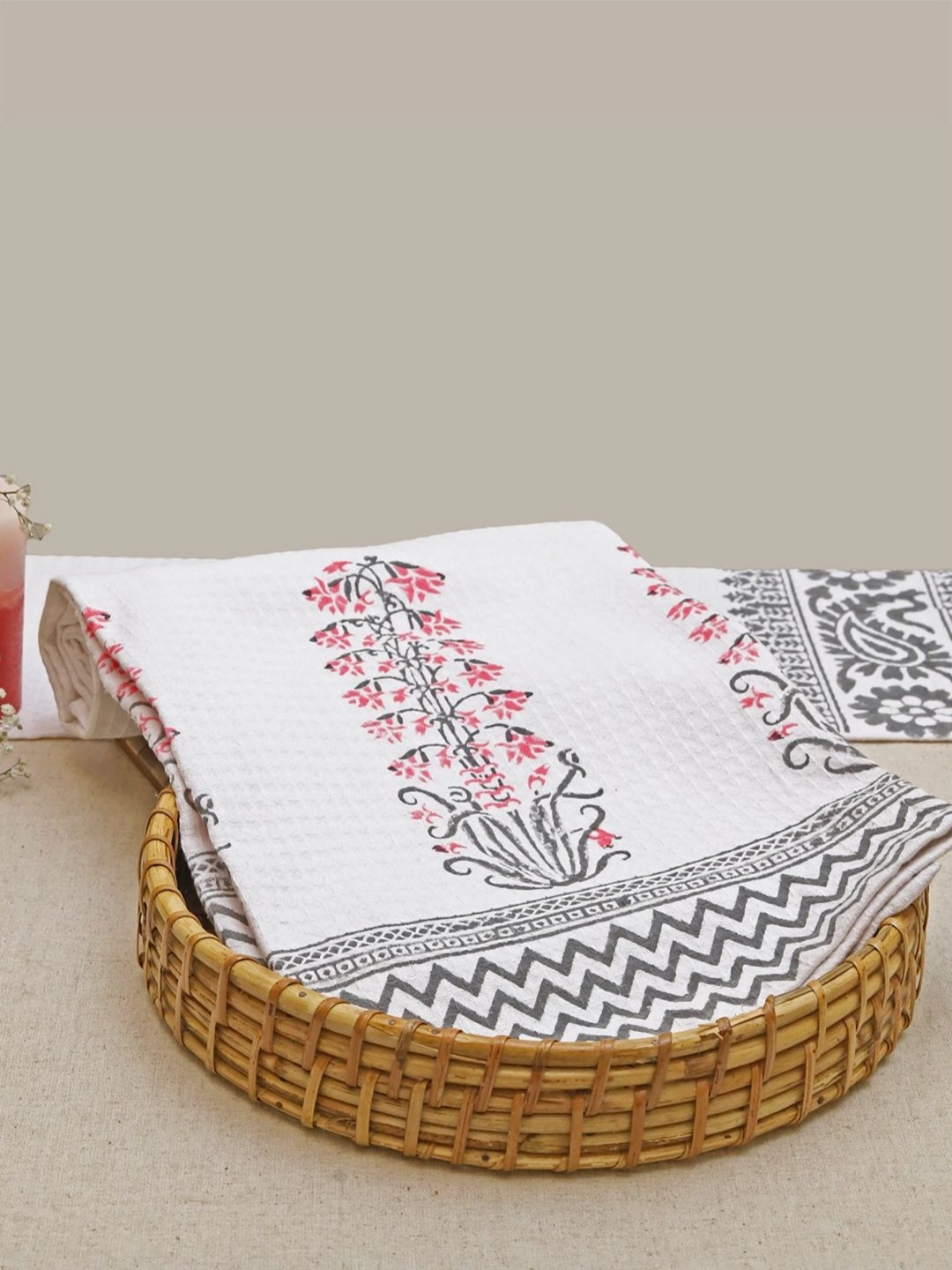 

DESIGN GAATHA White & Pink Floral Printed Cotton 210 GSM Bath Towel