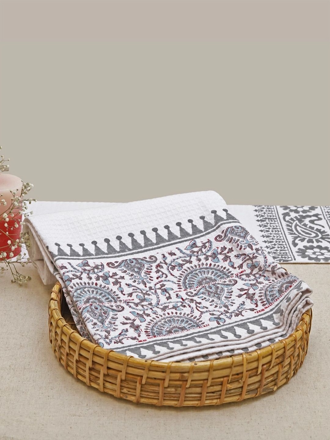 

DESIGN GAATHA Grey & White Ethnic Motifs Printed Cotton 210 GSM Bath Towel