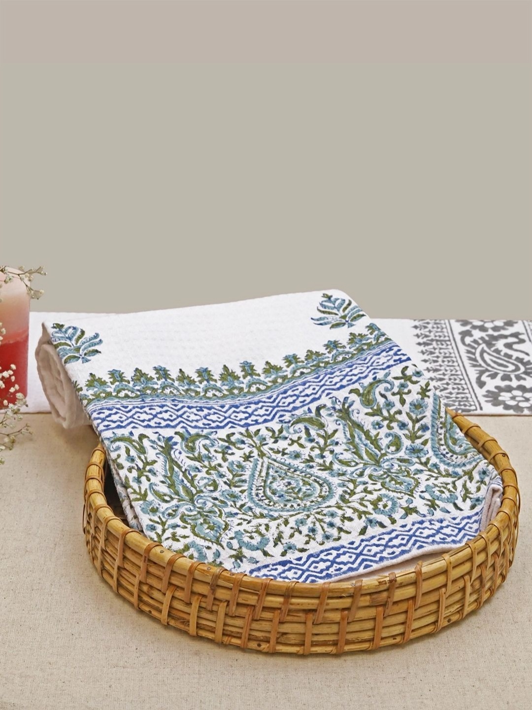

DESIGN GAATHA Turquoise Blue & White Floral Printed Cotton 210 GSM Bath Towel