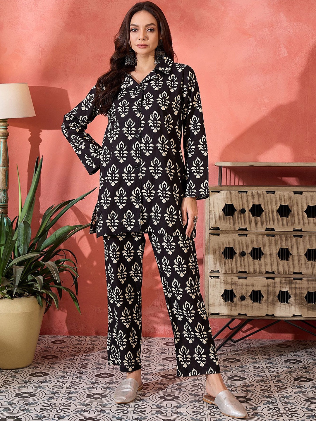 

InWeave Ethnic Motifs Ikkat Printed Pure Cotton Tunic With Trousers, Black