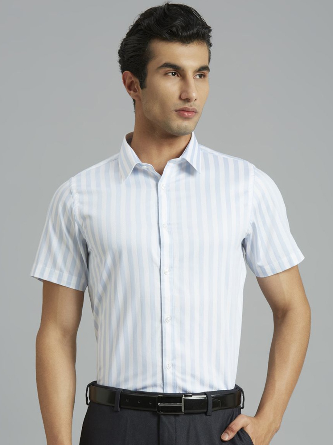 

Reid & Taylor Men Slim Fit Opaque Striped Formal Shirt, White