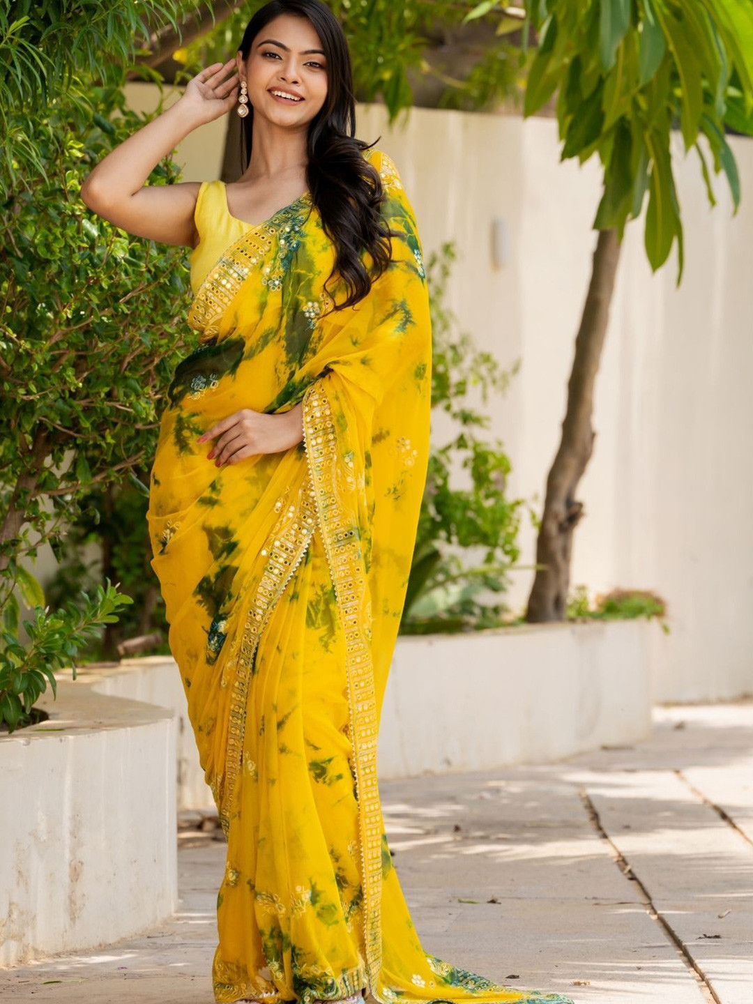 

PRETTY PALLU Abstract Printed Saree, Yellow