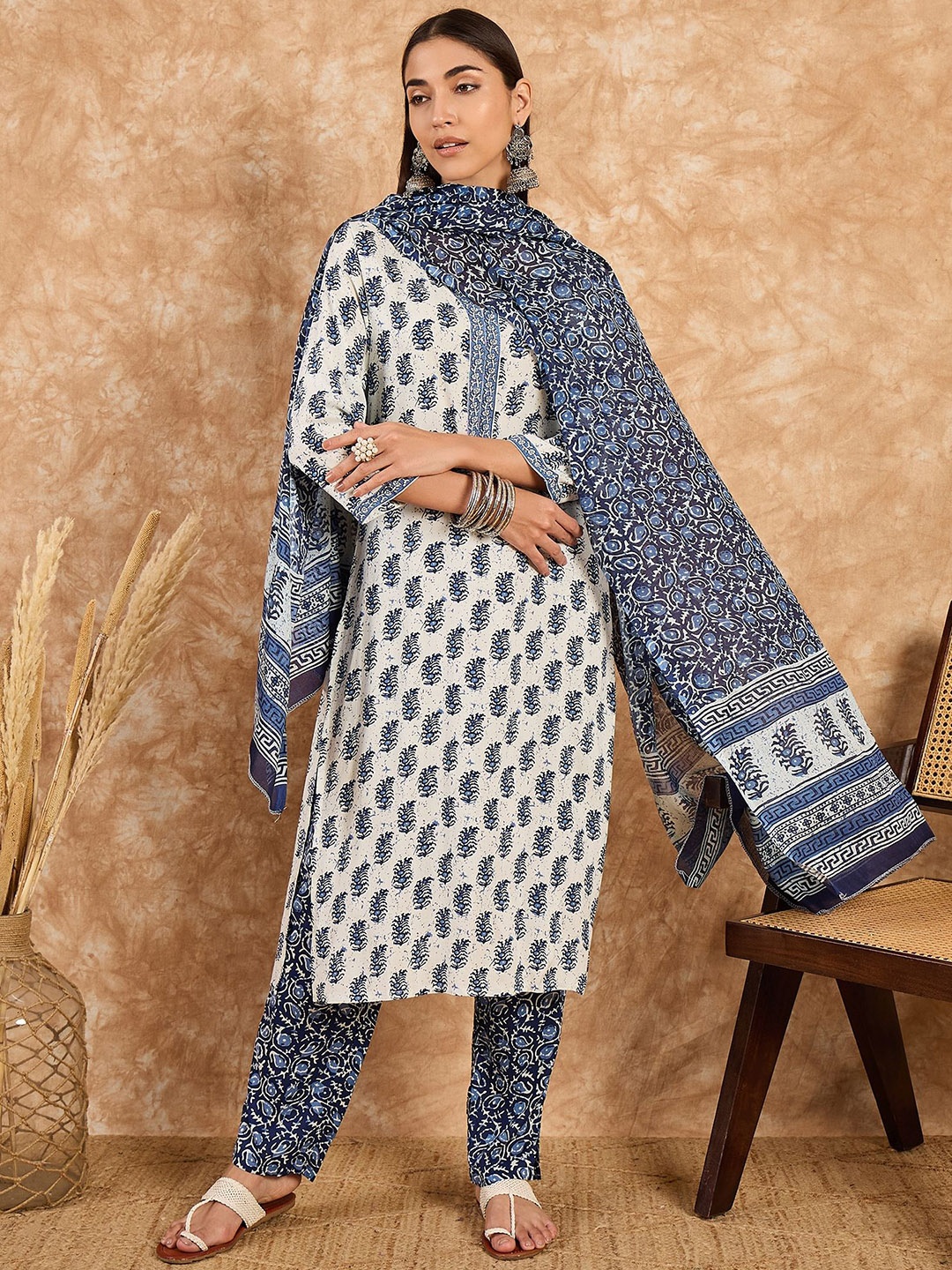 

DIVASTRI Ethnic Motifs Printed Notch Neck Pure Cotton Straight Kurta With Trouser& Dupatta, Blue