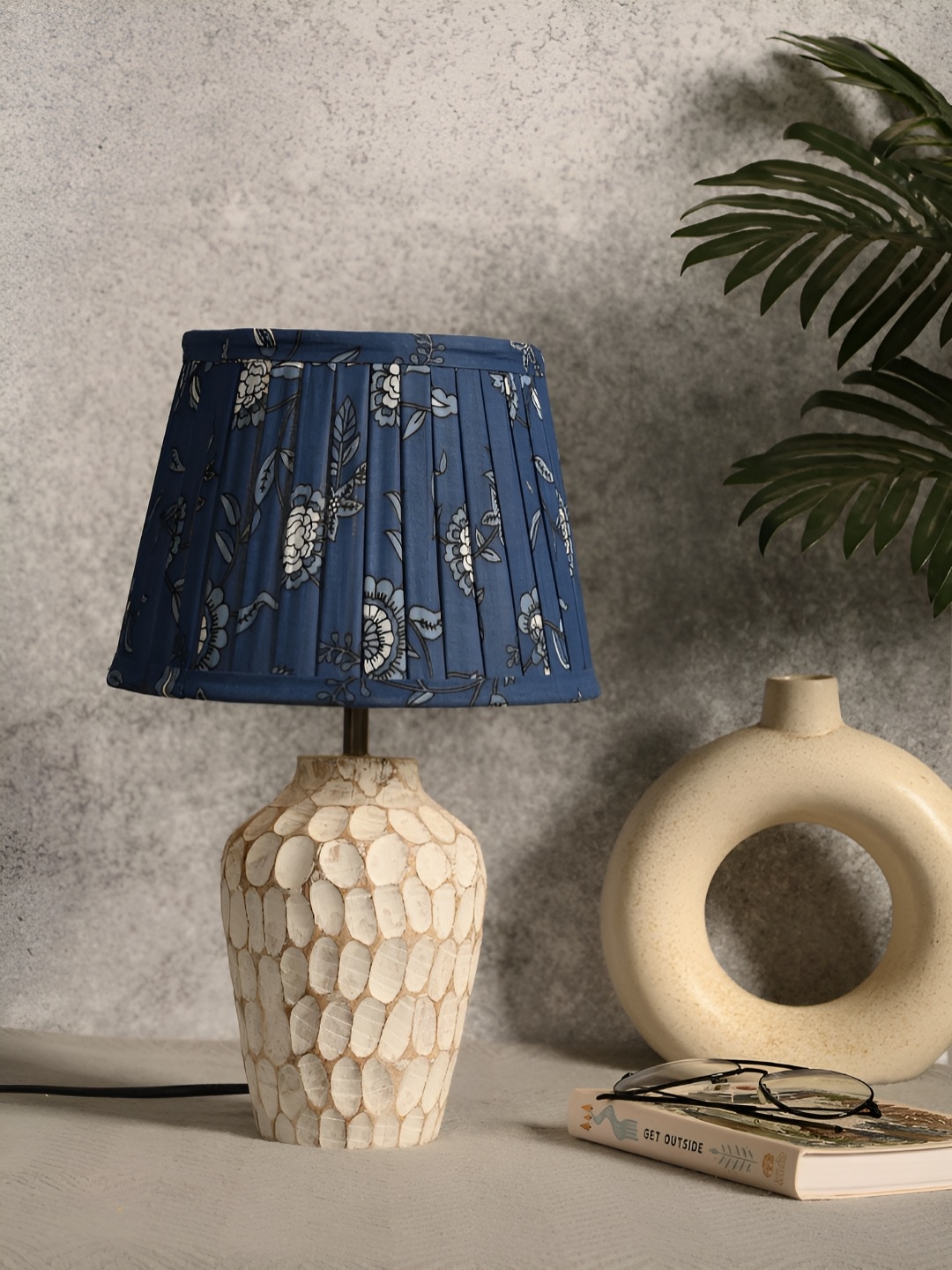 

green girgit White Floral Floral Printed Wood Triangle Table Lamp