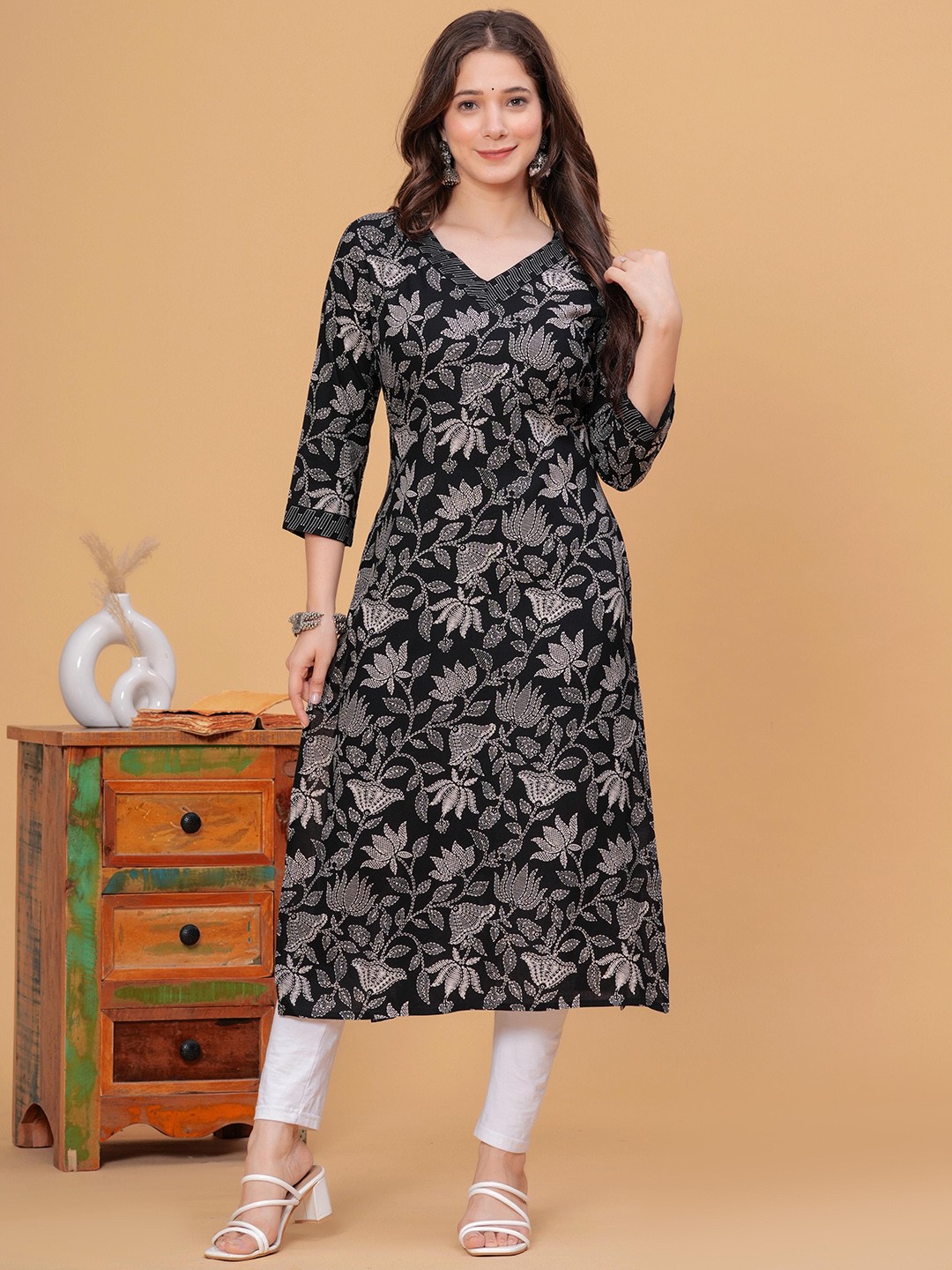 

DRESSAR Floral Printed Regular Straight Kurta, Black