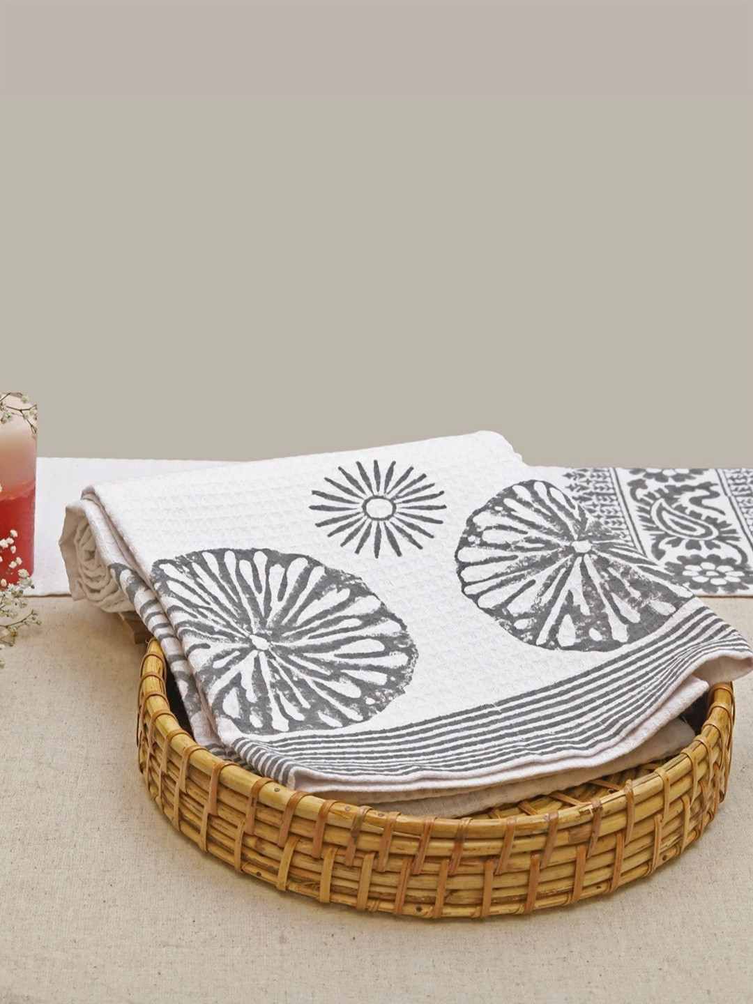 

DESIGN GAATHA Grey & White Printed Cotton 210 GSM Bath Towel