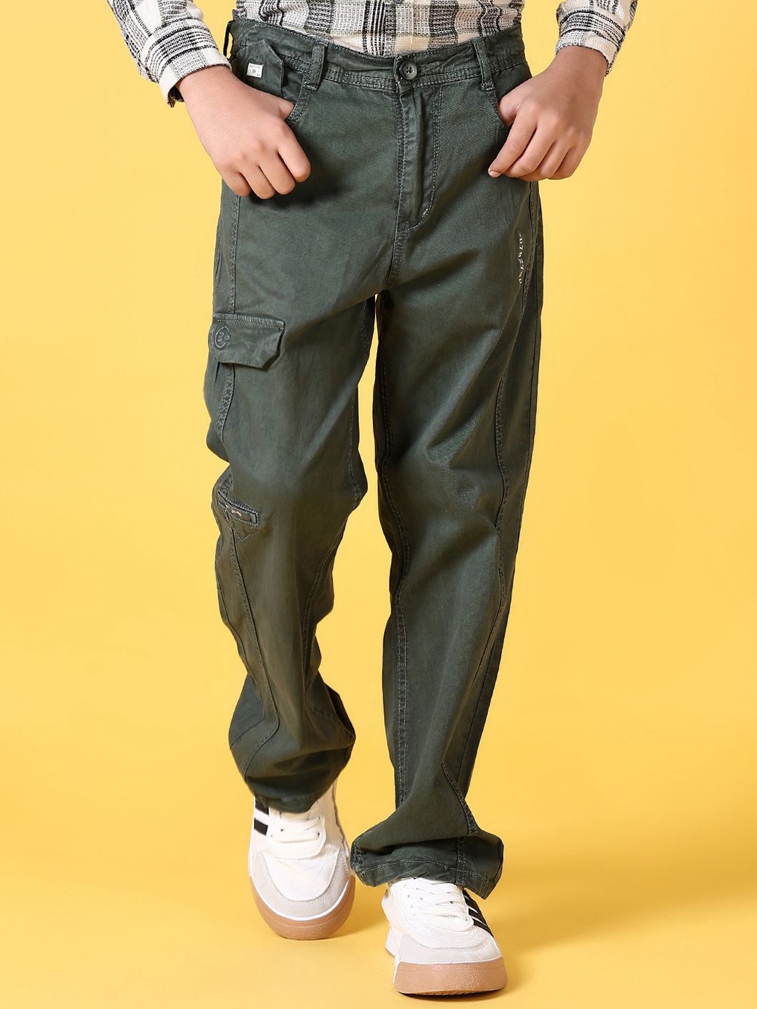 

V-Mart Boys Mid-Rise Regular Fit Cargos, Green