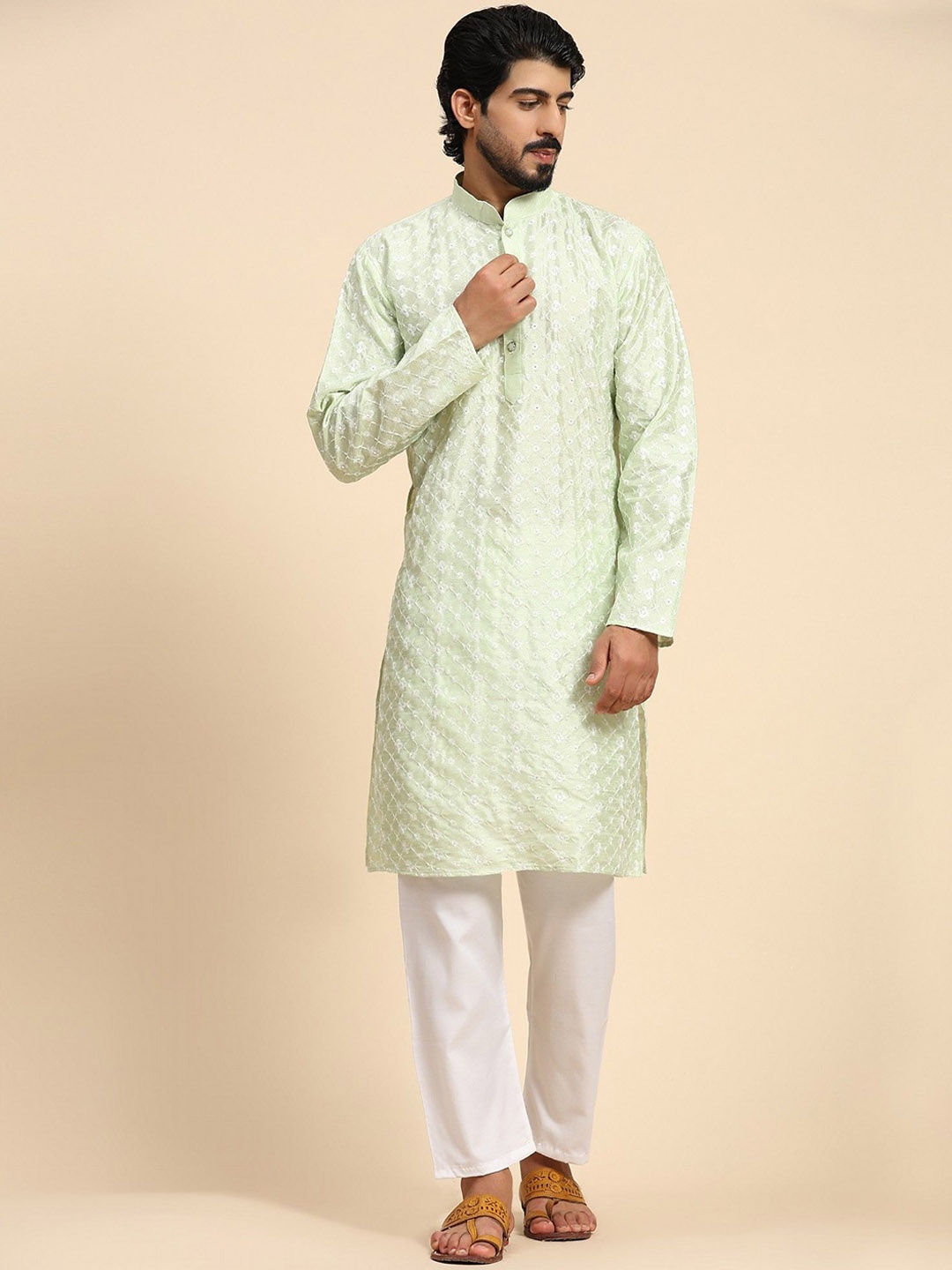 

SKAVIJ Floral Embroidered Sequinned Mandarin Collar Straight Kurta & Pyjamas, Green