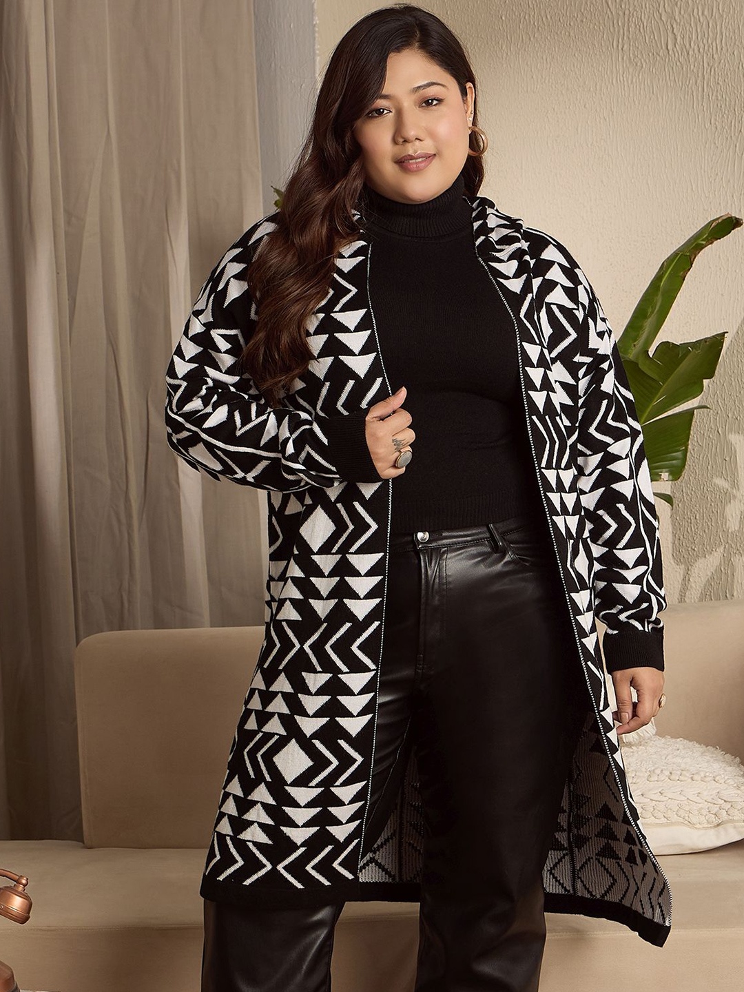 

Berrylush Curve Women Geometric Printed Long Sleeves Longline, Black