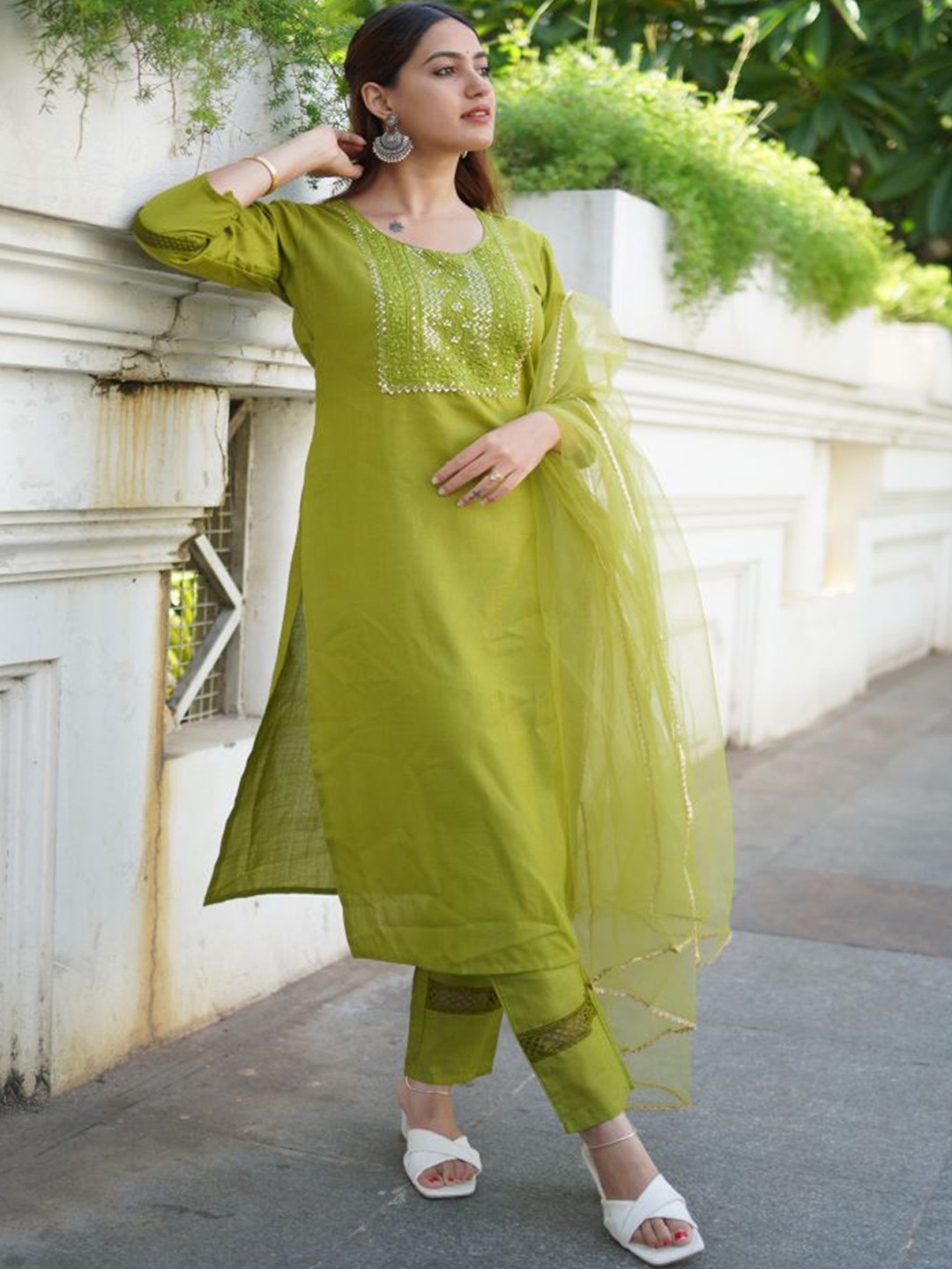 

zinzraa Floral Embroidered Regular Sequinned Kurta With Trouser With Dupatta, Green