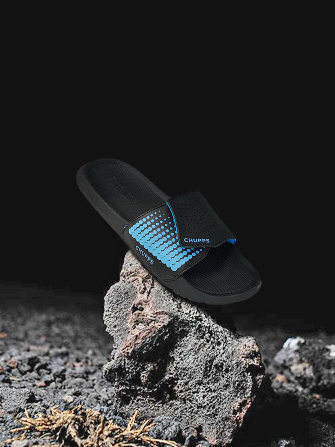 

CHUPPS Men Printed Sliders, Black