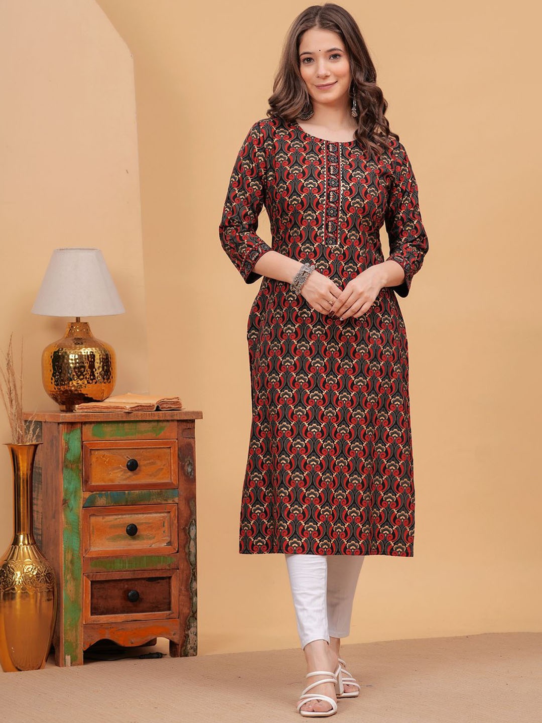 

DRESSAR Floral Printed Gotta Patti Straight Kurta, Maroon