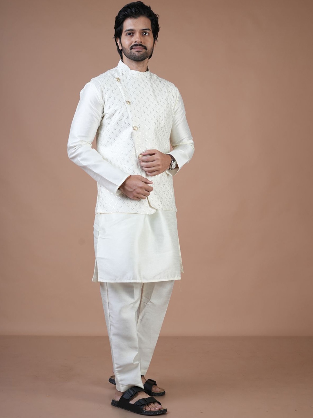 

ARYA Men Ethnic Motifs Embroidered Regular Sequinned Chanderi Silk Kurta with Trousers, Off white