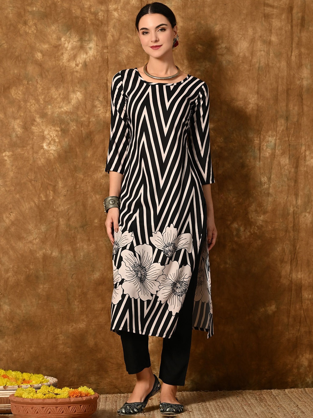 

Mesqlu Round Neck Floral Printed Straight Kurta with Trousers, Black