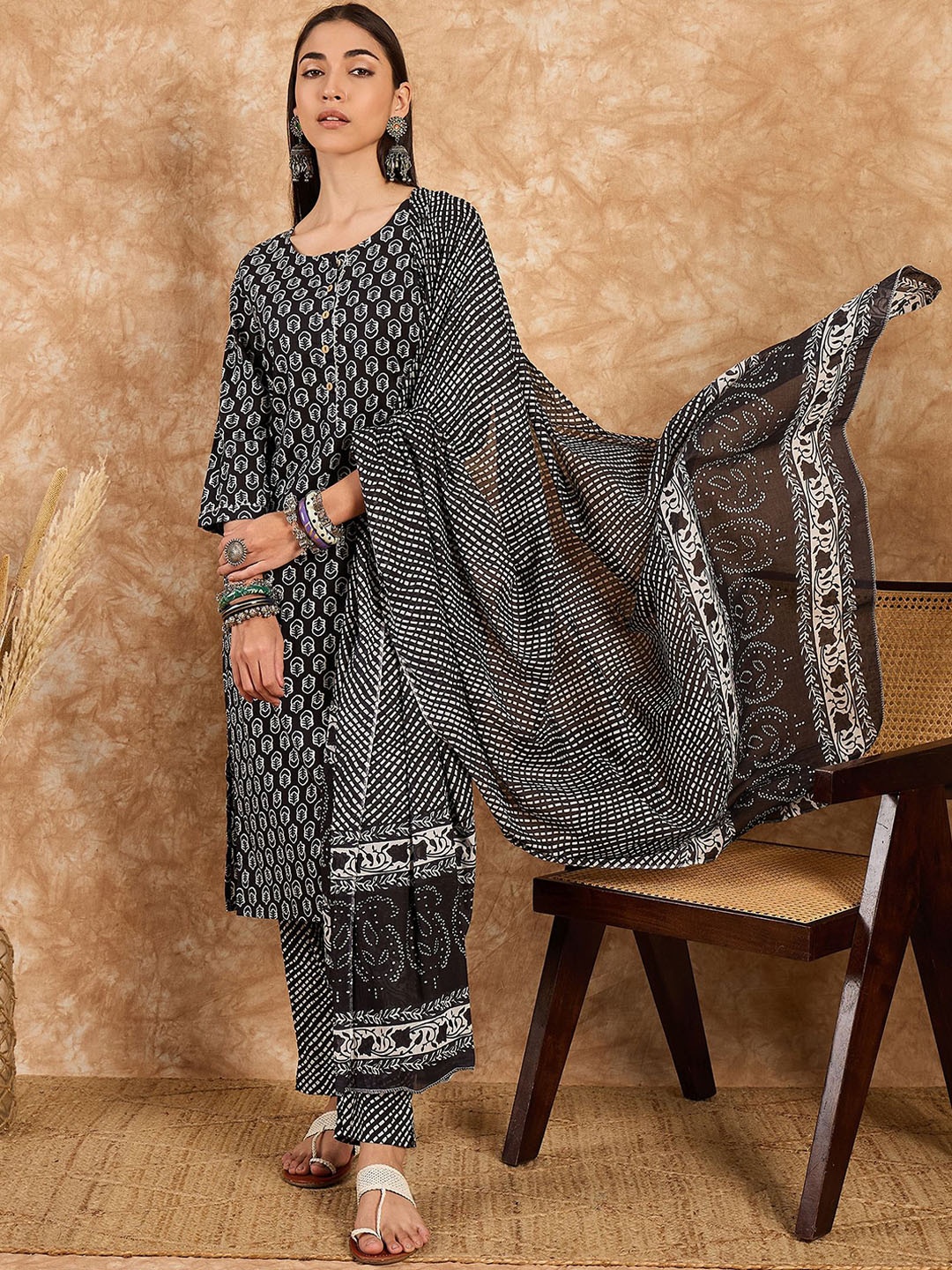 

DIVASTRI Women Floral Printed Regular Gotta Patti Pure Cotton Kurta with Trousers & With Dupatta, Black