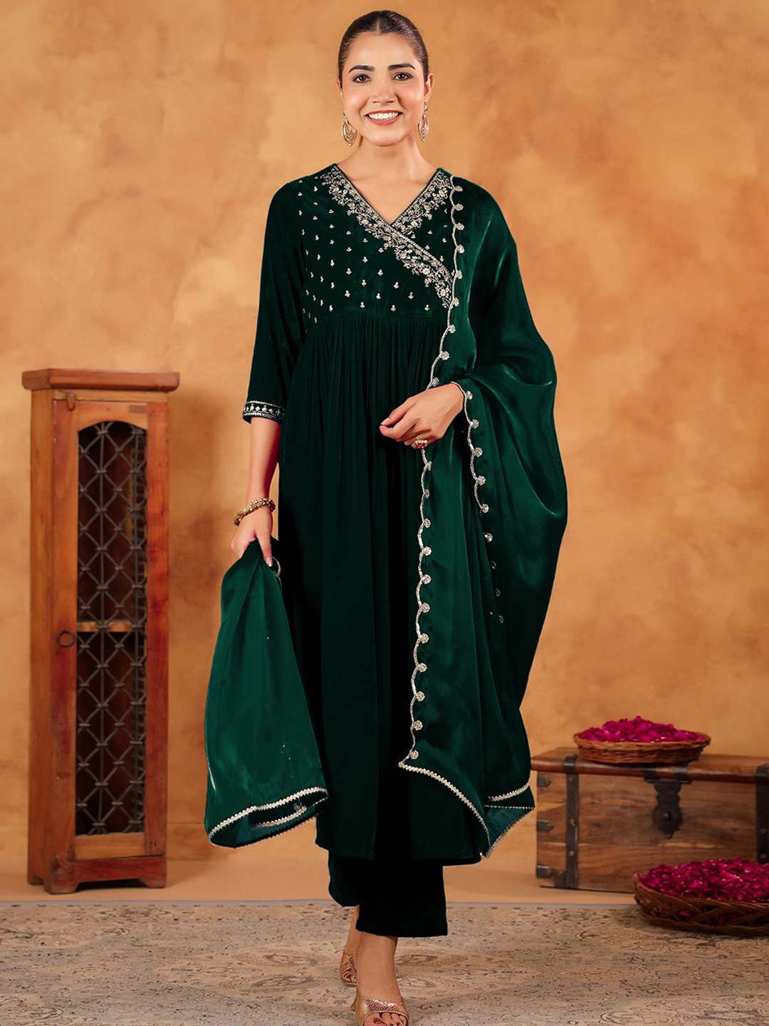 

Janasya Ethnic Motifs Embroidered Empire Velvet Kurta With Trousers & Dupatta, Green