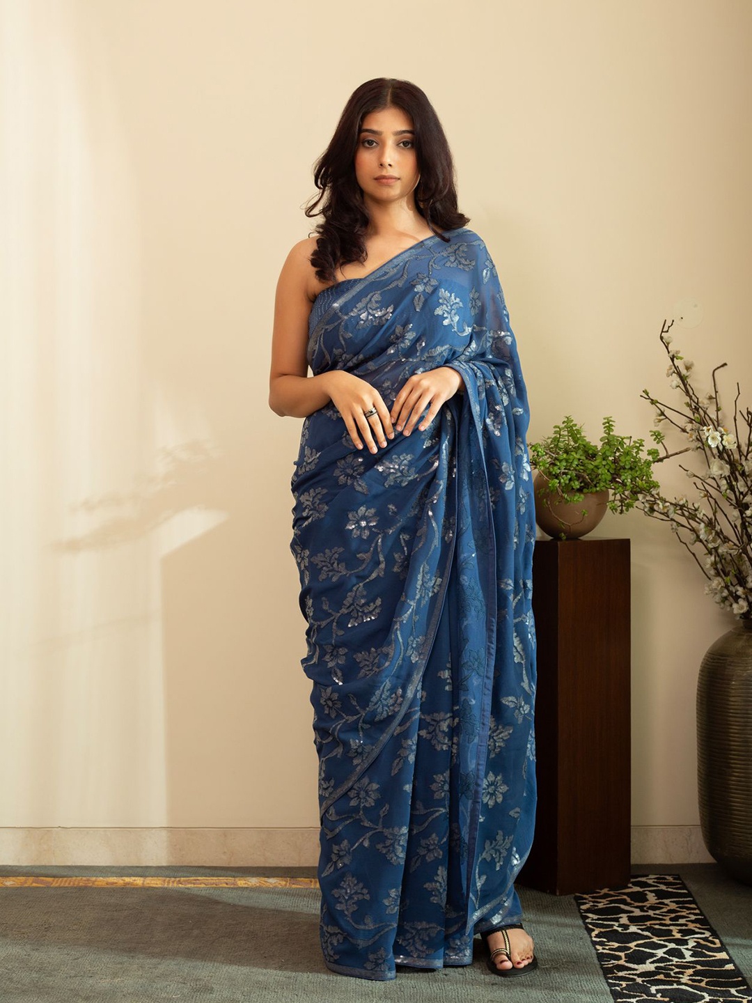 

HOUSE OF INARI Floral Sequinned Pure Georgette Saree, Blue