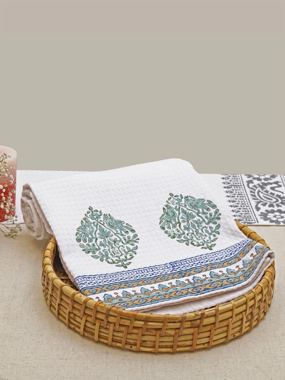 

DESIGN GAATHA Grey & White Floral Printed Cotton 210 GSM Bath Towel
