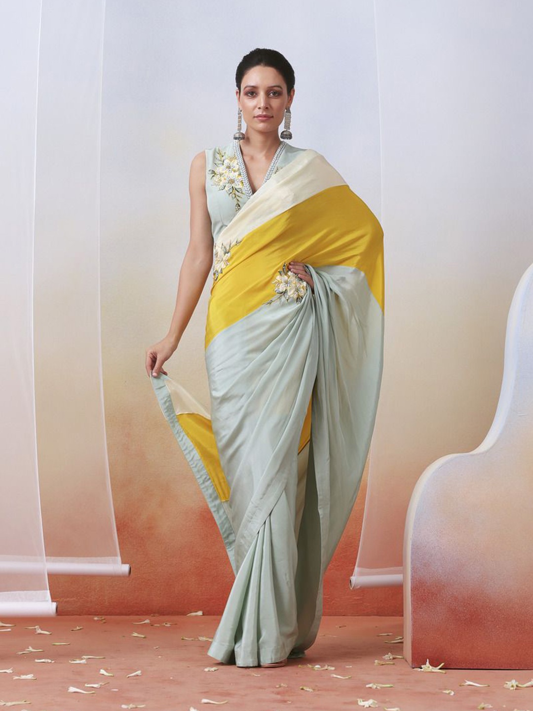 

ISHA GUPTA TAYAL Floral Printed Embroidered Saree, Grey