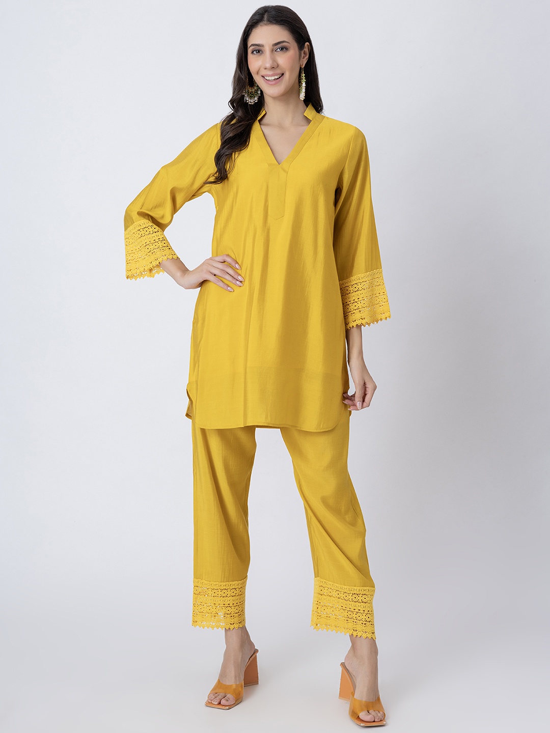 

Moomaya Mandarin Collar Straight Kurta with Palazzos, Yellow