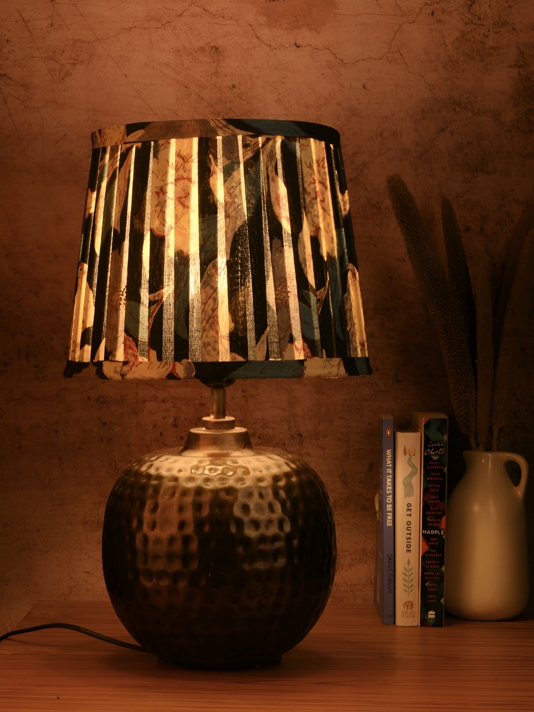 

green girgit Black Printed Metal Frusturical Shaped Table Lamp