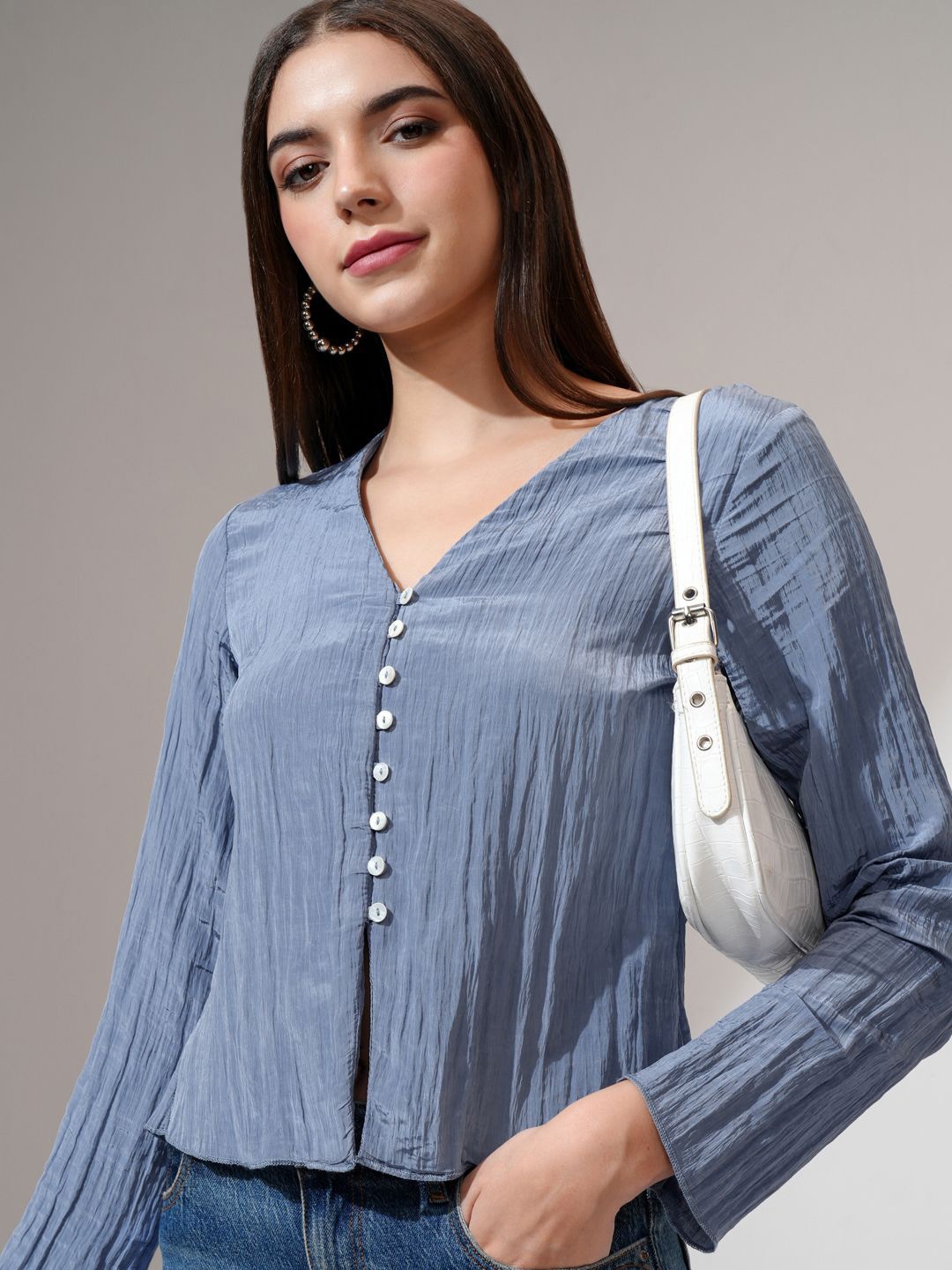 

ESPYR By Tokyo Talkies Women V-Neck Crinkle Sheen Top, Blue
