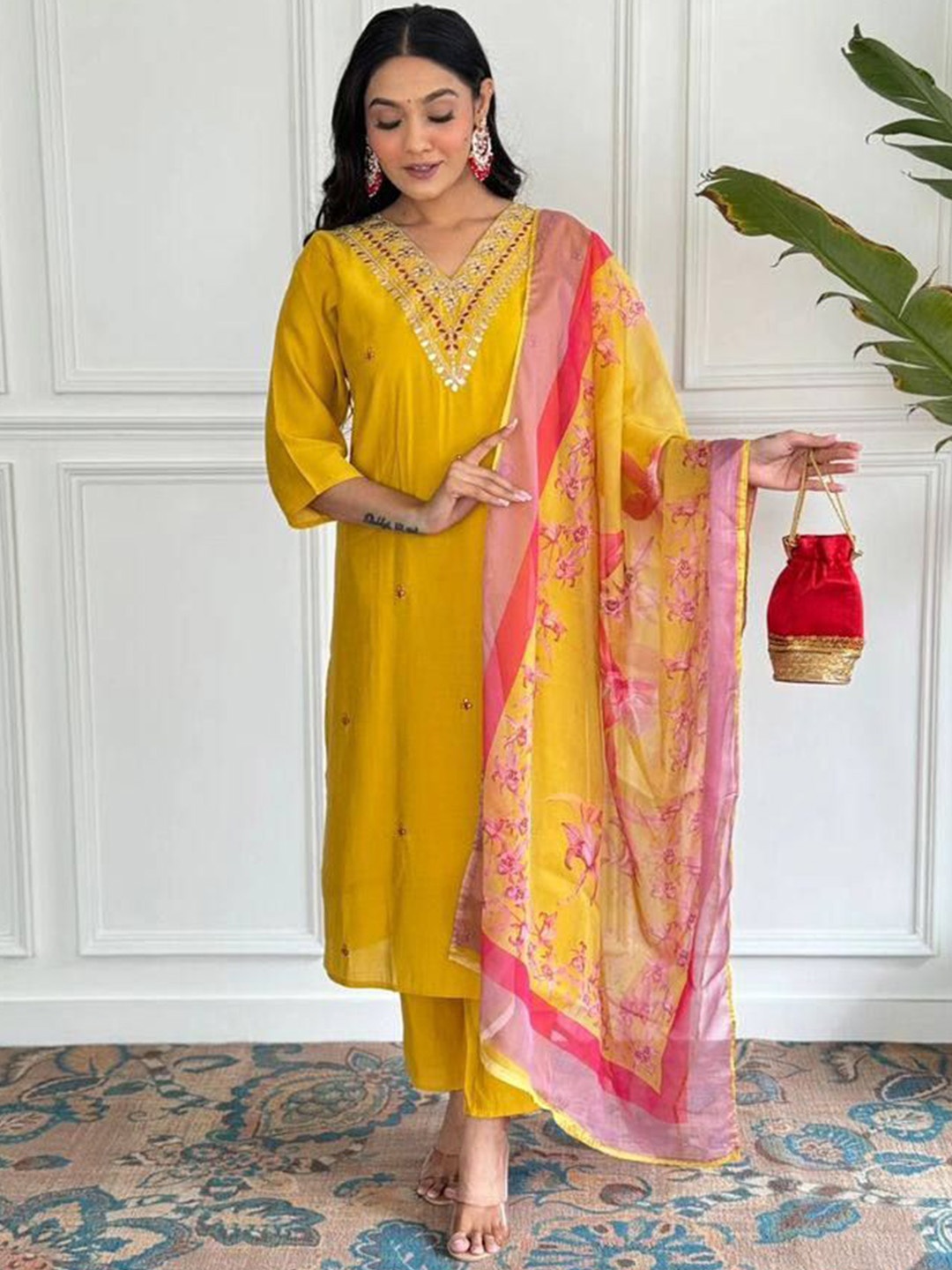 

TWINS LADY Women Ethnic Motifs Embroidered Regular Thread Work Chanderi Silk Kurta with Trousers & With, Yellow