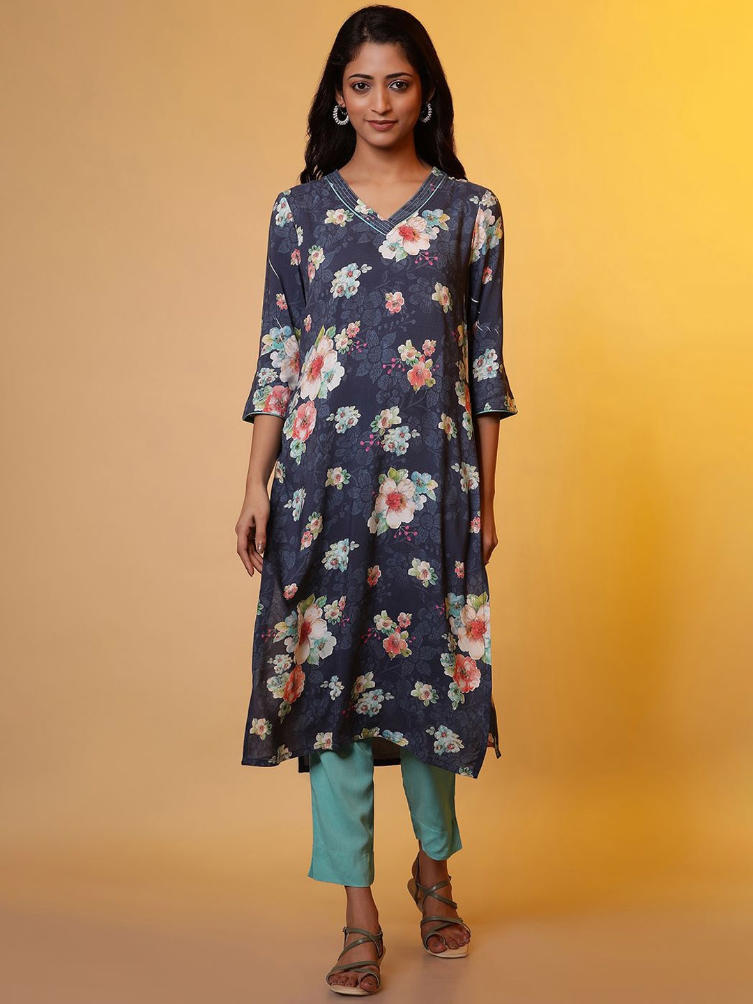 

AURELIA Women Floral Printed Sequinned Kurta, Blue